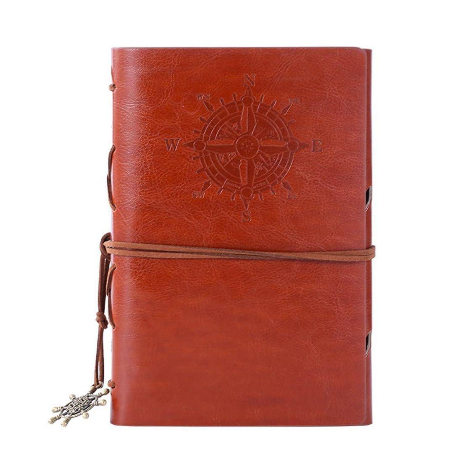 Braunes Ledernotizbuch mit Kompassprägung, umwickelt mit einer Schleife und kleinem Anhänger.