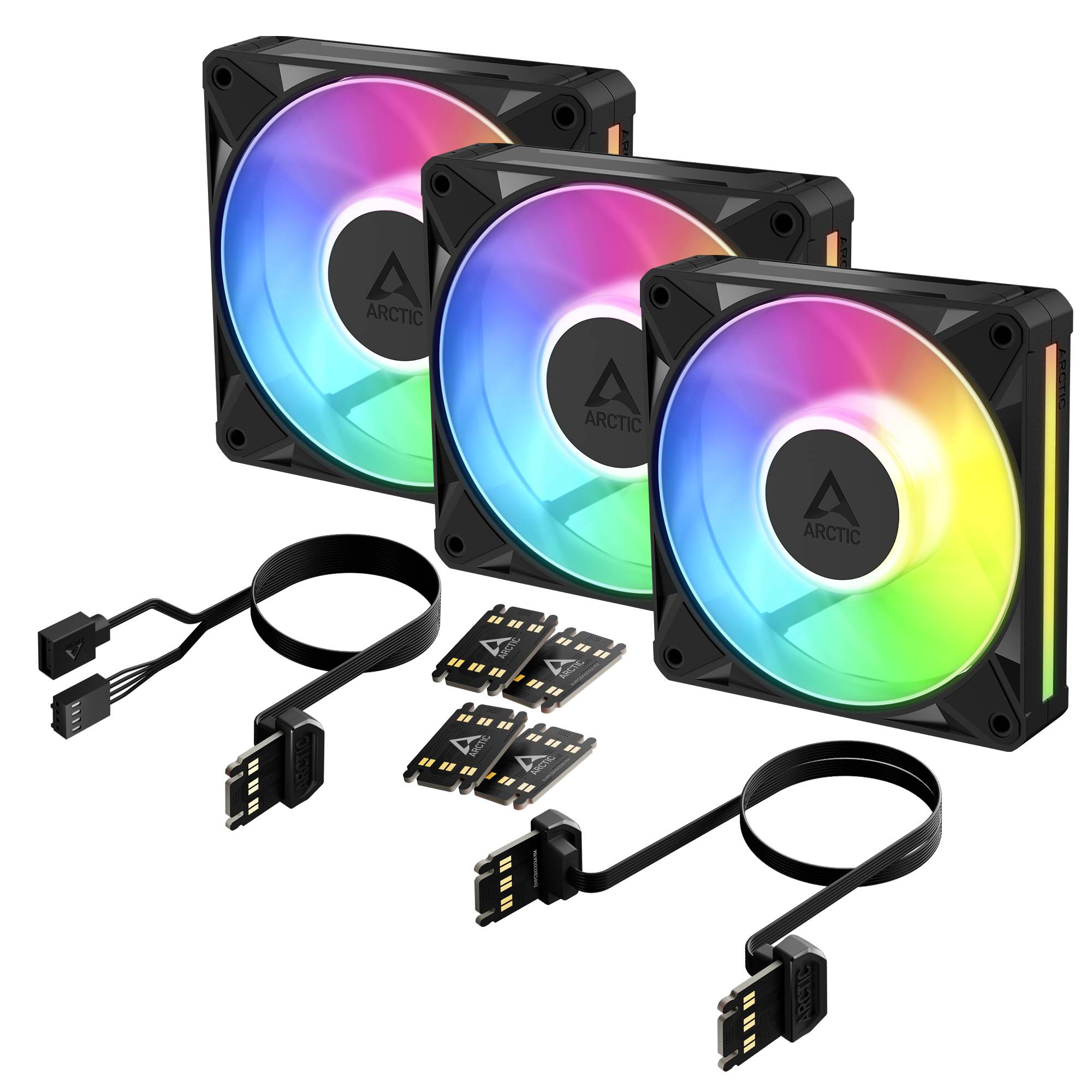 Drei ARCTIC RGB-Gehäuselüfter mit geflochtenen Kabeln und Befestigungsschrauben, dargestellt als PC-Kühlungskit.