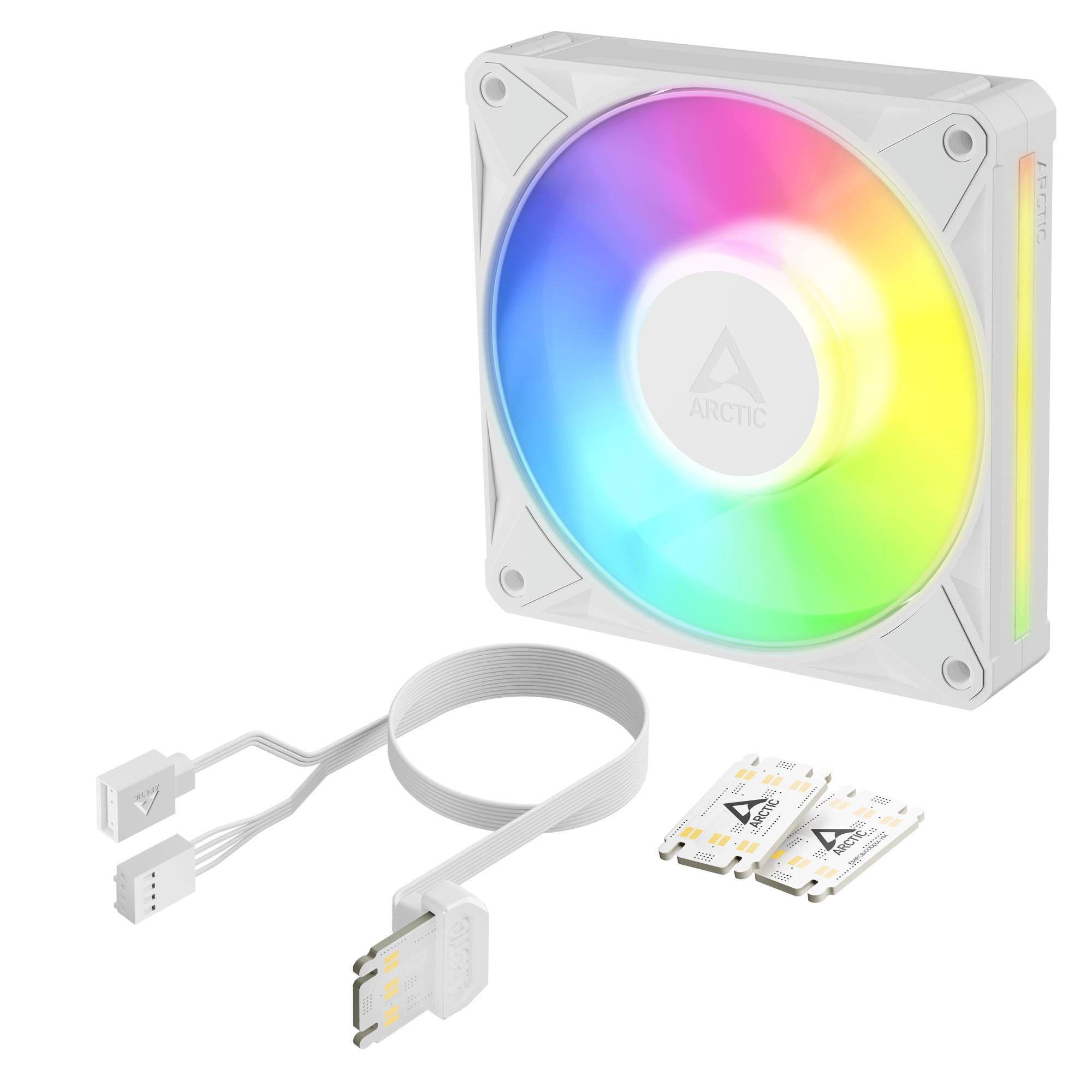 Weißer ARCTIC RGB PC-Gehäuselüfter mit regenbogenbeleuch­teten Blättern, einem Verbindungskabel und zwei Montagead­aptern auf weißem Hintergrund gezeigt.