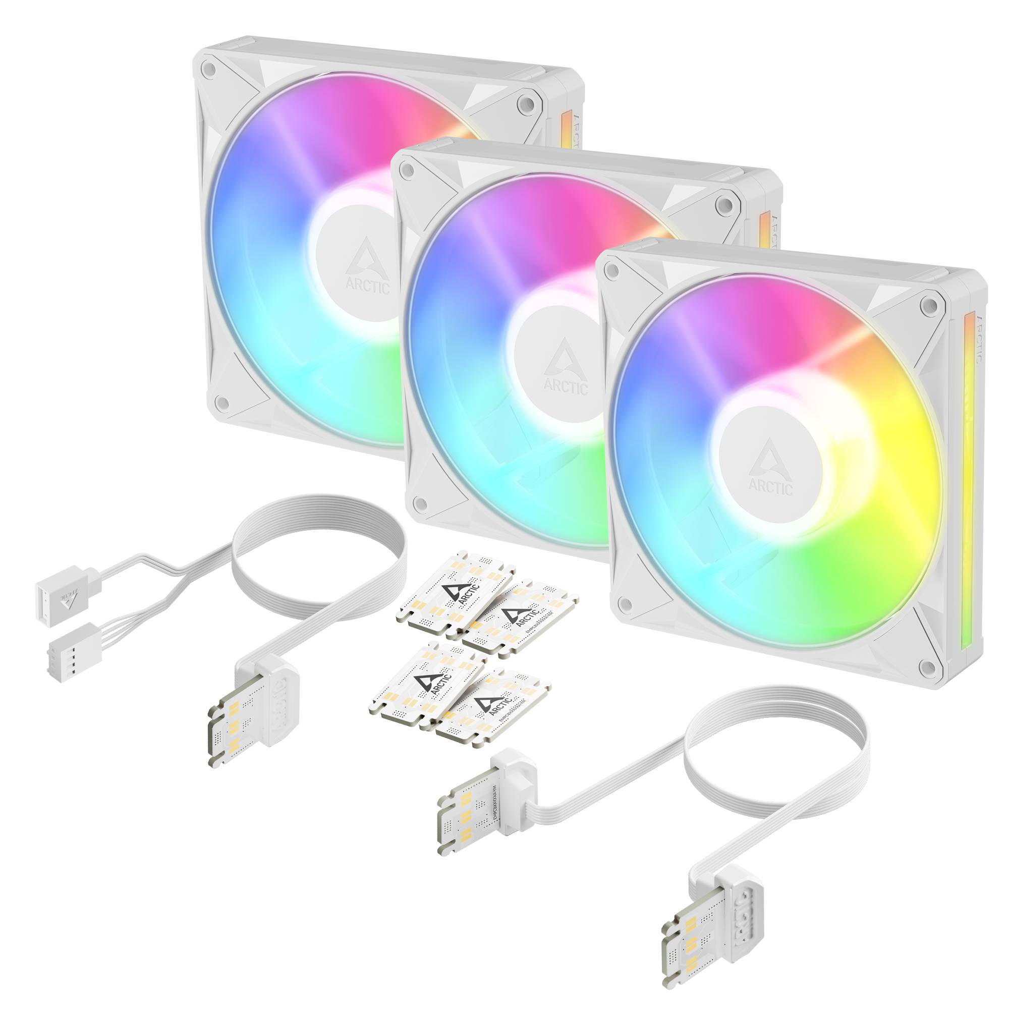 Drei RGB-Gehäuselüfter mit regenbogenbeleuchteten Blättern, plus zwei Kabel und vier Montageklammern auf weißem Hintergrund.