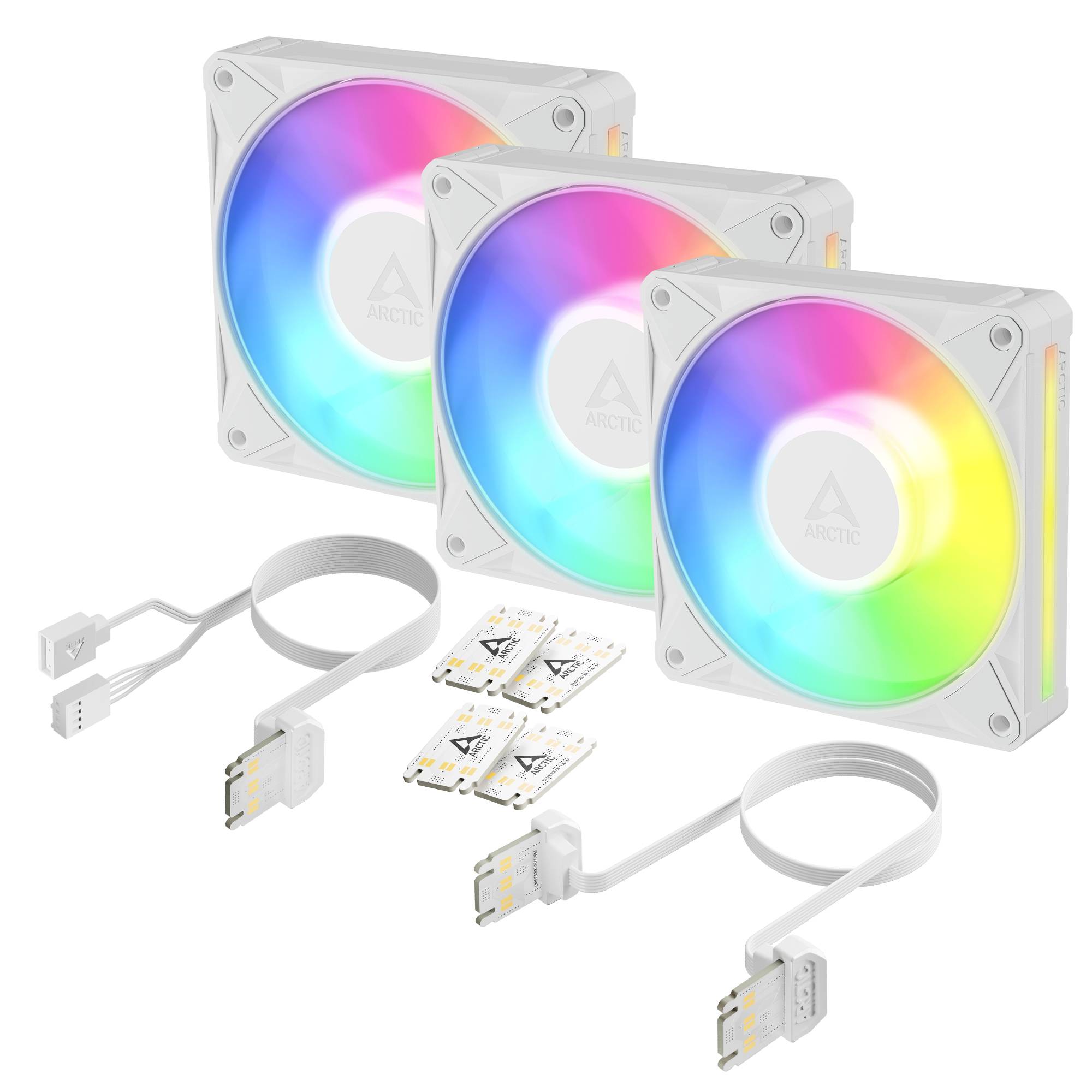 Drei weiße RGB-PC-Gehäuselüfter mit regenbogenbeleuchtetem Schaufelrad, gezeigt mit zwei Kabeln und vier kleinen Zubehörteilen auf weißem Hintergrund.