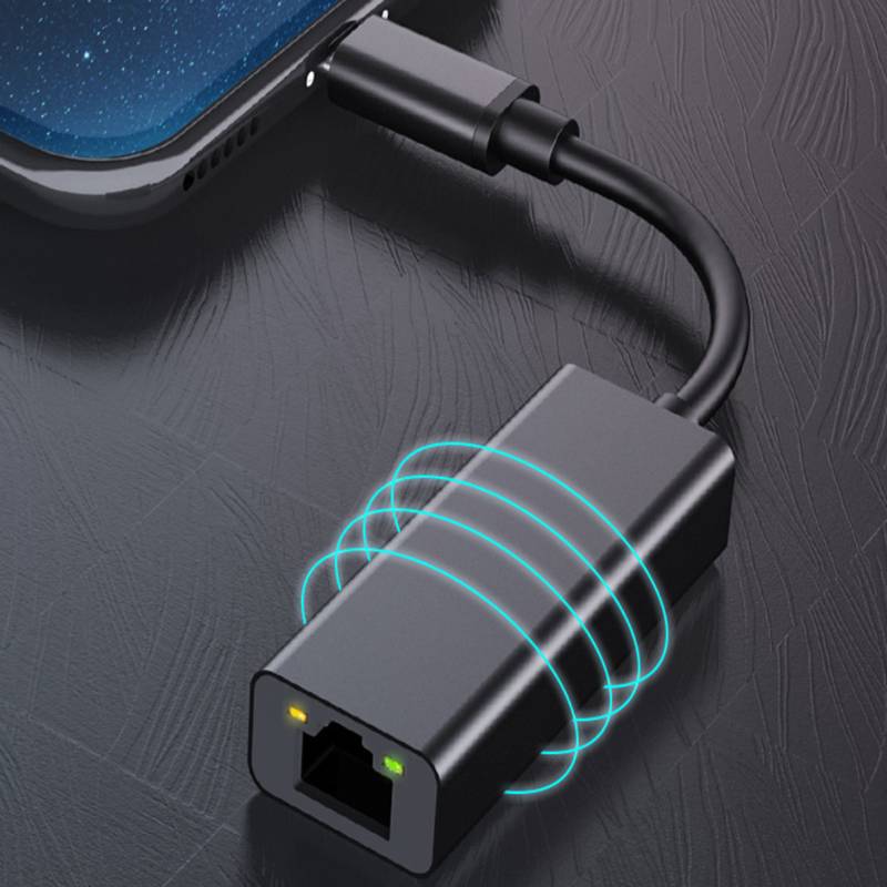 USB-C-Telefonadapterkabel mit einem kleinen Inline-Dongle; leuchtende Ringe deuten auf eine Signal- oder Ladeverbindung hin.