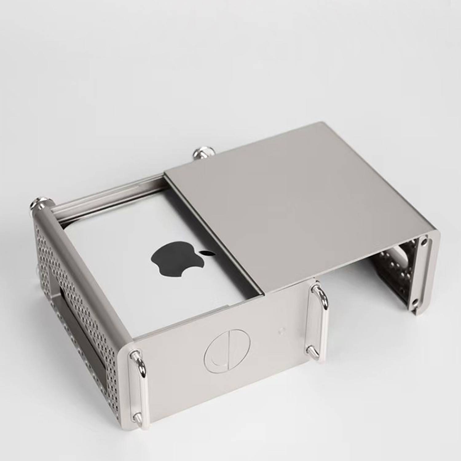 Kompaktes Gehäuse aus Silbermetall mit einer verschiebbaren Oberseite, die ein weißes, mit Apple-Marke versehenes Panel im Inneren offenbart.