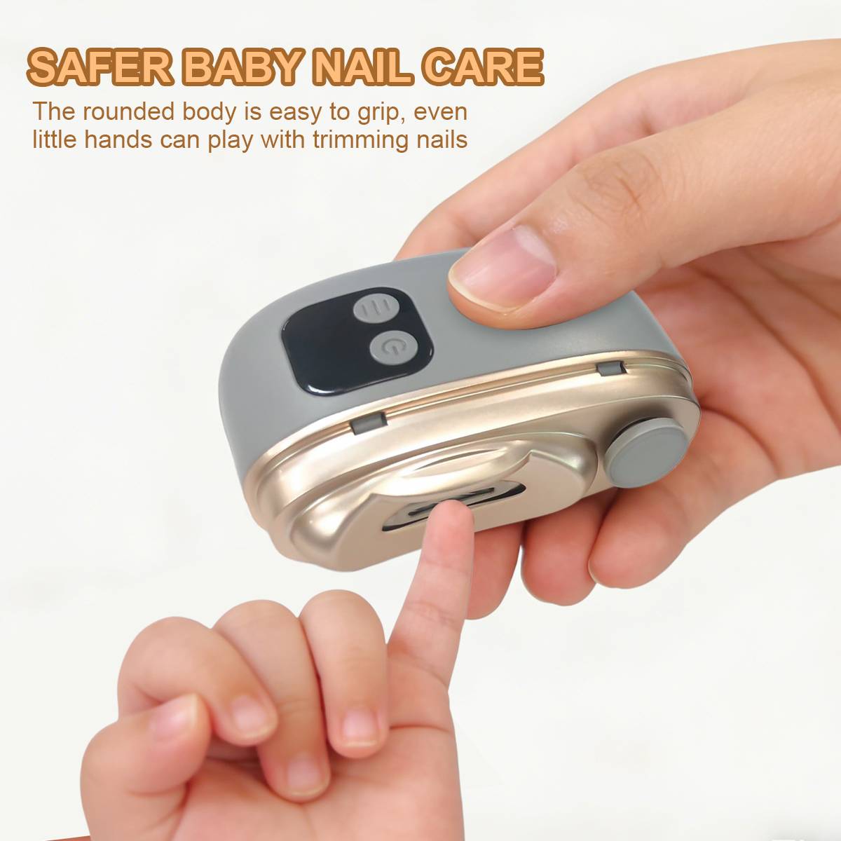 Baby-Nagelknipser in der Hand über einem Kinderfinger gehalten, mit Text, der „SICHERERE BABYNAGELPFLEGE