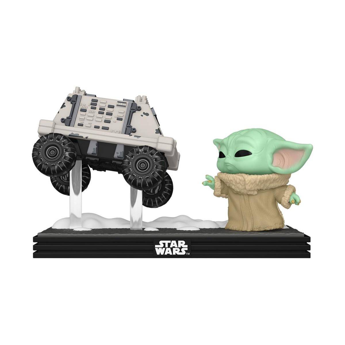 Star Wars Anzeigefigur von Grogu neben einem geneigten grauem Geländefahrzeug auf einem schwarzen Sockel mit dem Star Wars Logo.