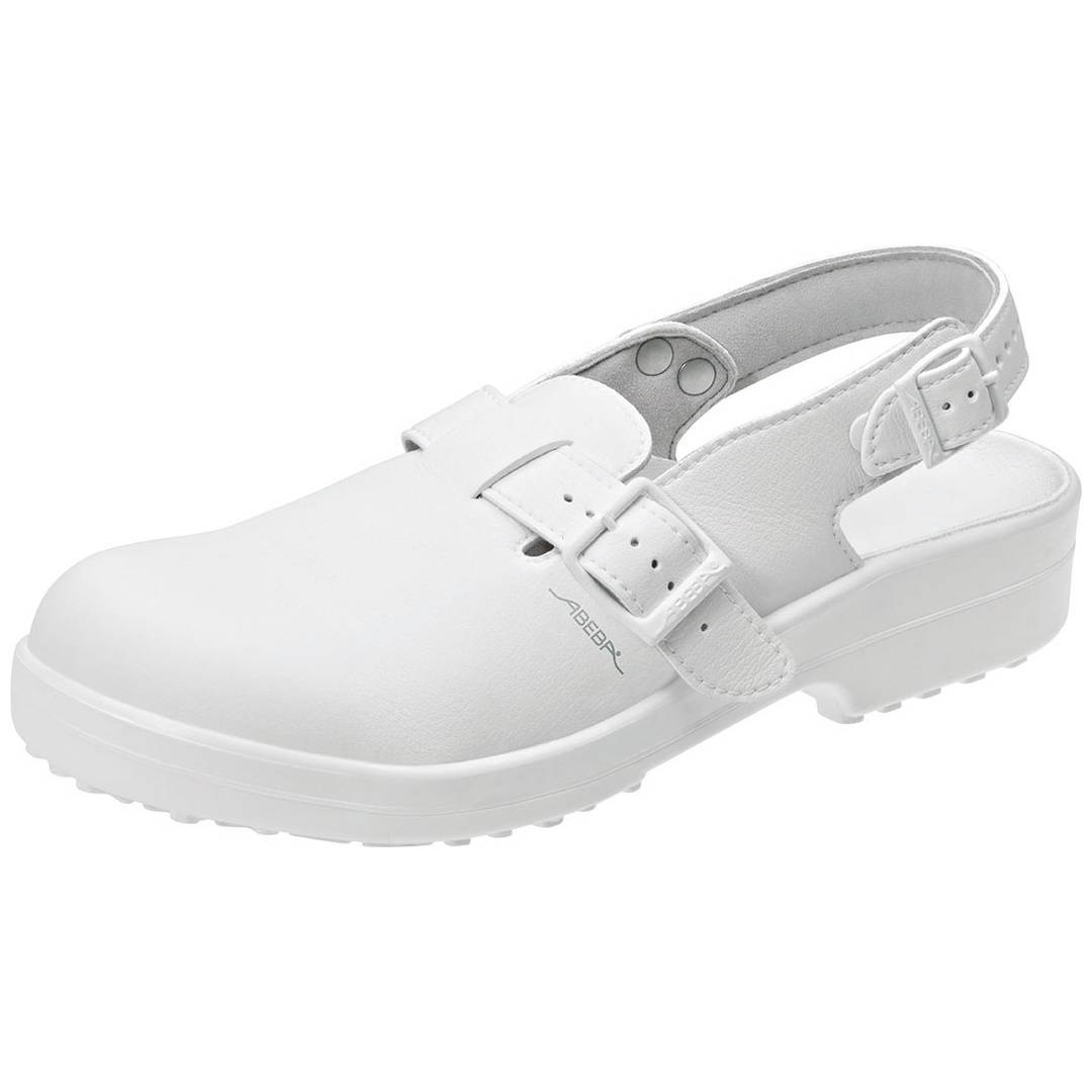 Weißer rutschfester Clog-Schuh mit geschlossener Zehe, verstellbarem Fersenriemen und doppelten Schnallentragriemen, gezeigt auf weißem Hintergrund.