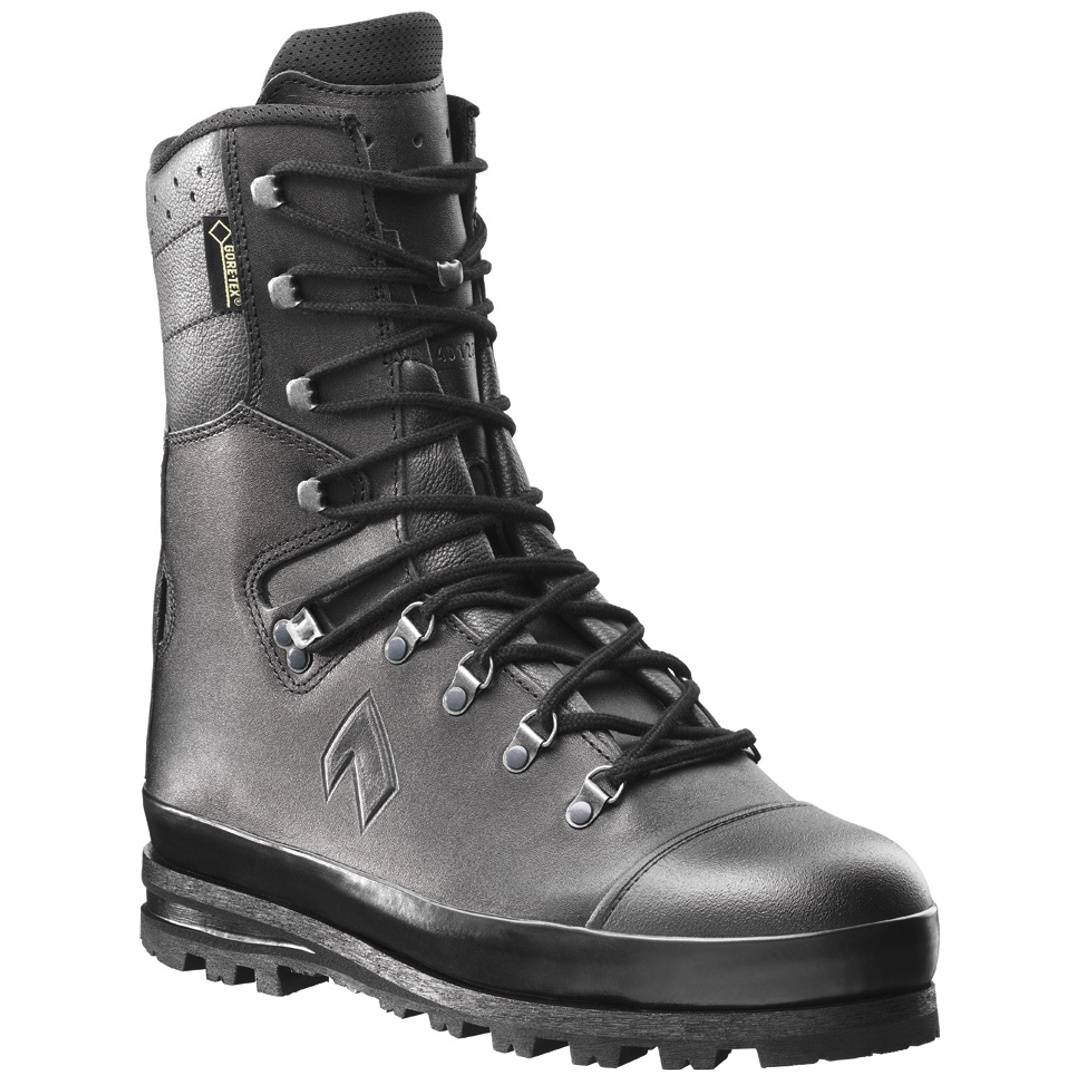 Schwarzer und grauer Schnürstiefel zum Wandern mit robustem Profil und hoher Knöchelstütze, auf weißem Hintergrund dargestellt.