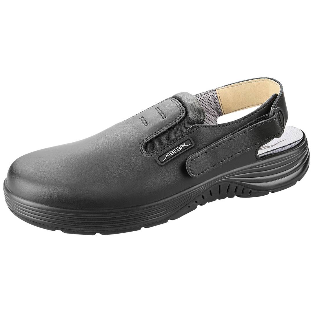 Schwarzer Slipper-Arbeitsschuh mit Fersenbügel und dicker, profilierter Sohle auf weißem Hintergrund.