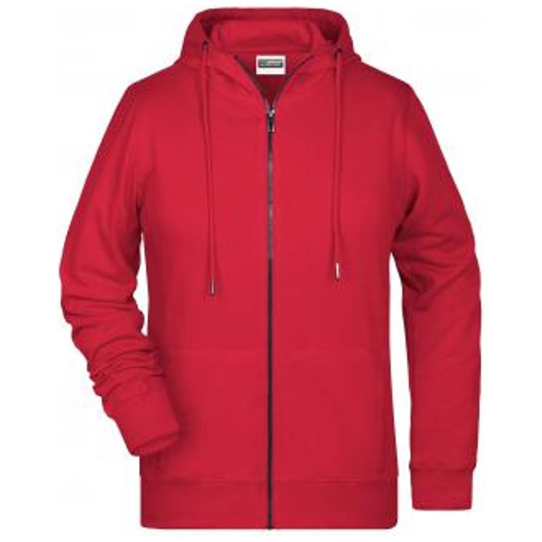 Roter Kapuzenpullover mit Reißverschluss und Kordelzügen, von vorne auf weißem Hintergrund gezeigt.