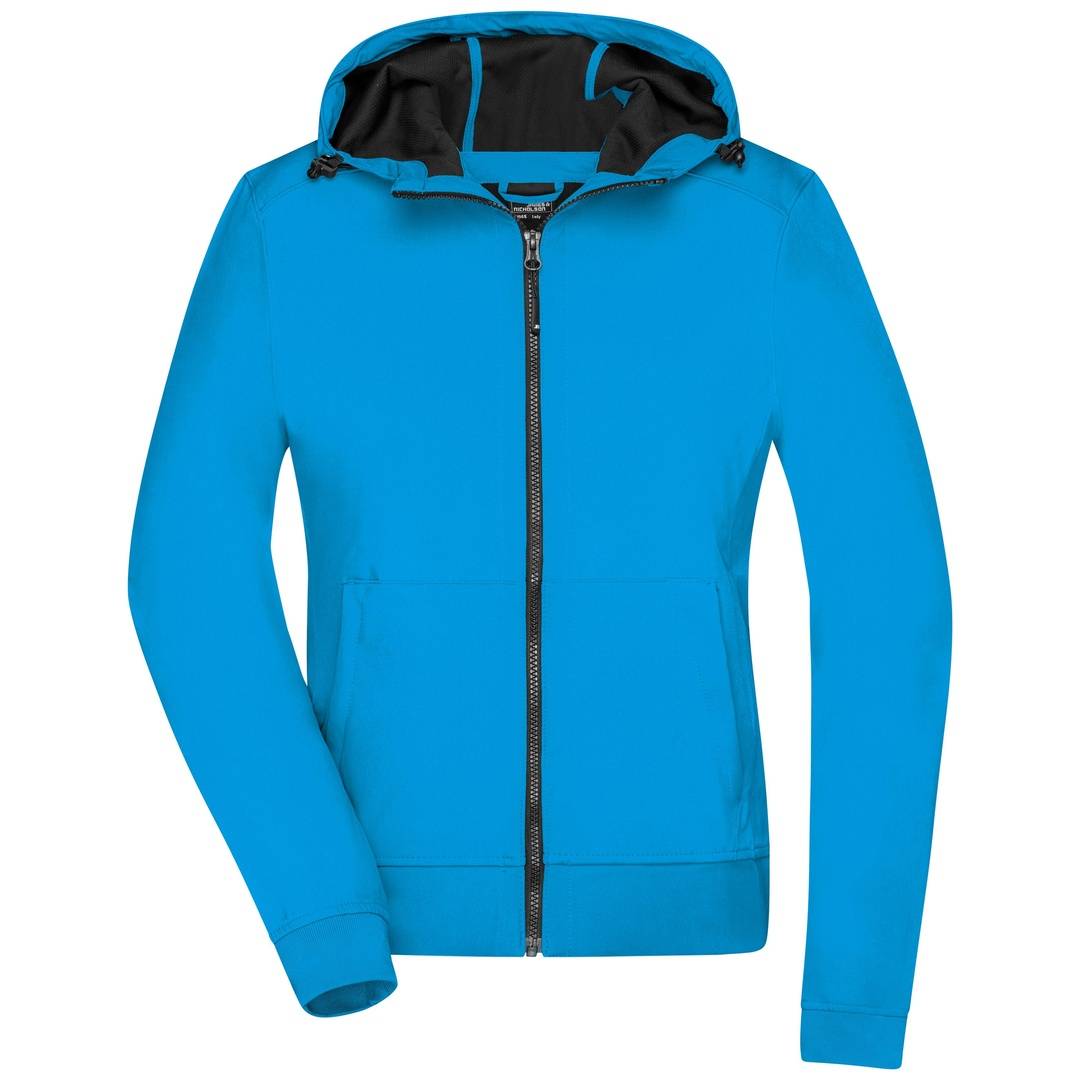 Blauer Reißverschluss-Kapuzenjacke mit schwarzgefütterter Kapuze, vorderen Taschen und langen Ärmeln auf weißem Hintergrund
