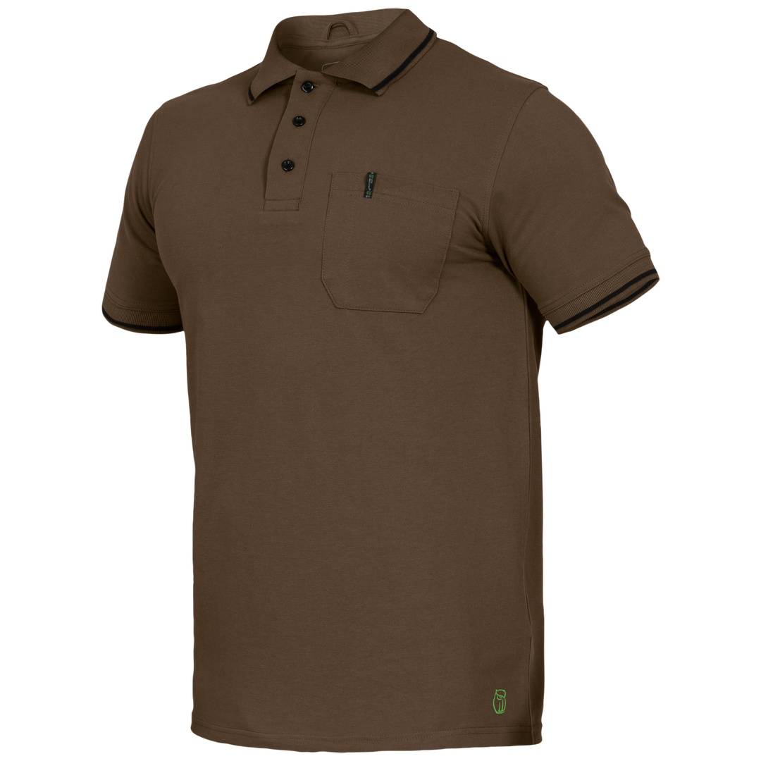 Braunes Kurzarm-Poloshirt mit Kragen, dreiknöpfiger Knopfleiste, Brusttasche und kleinem grünem Logo auf weißem Hintergrund.