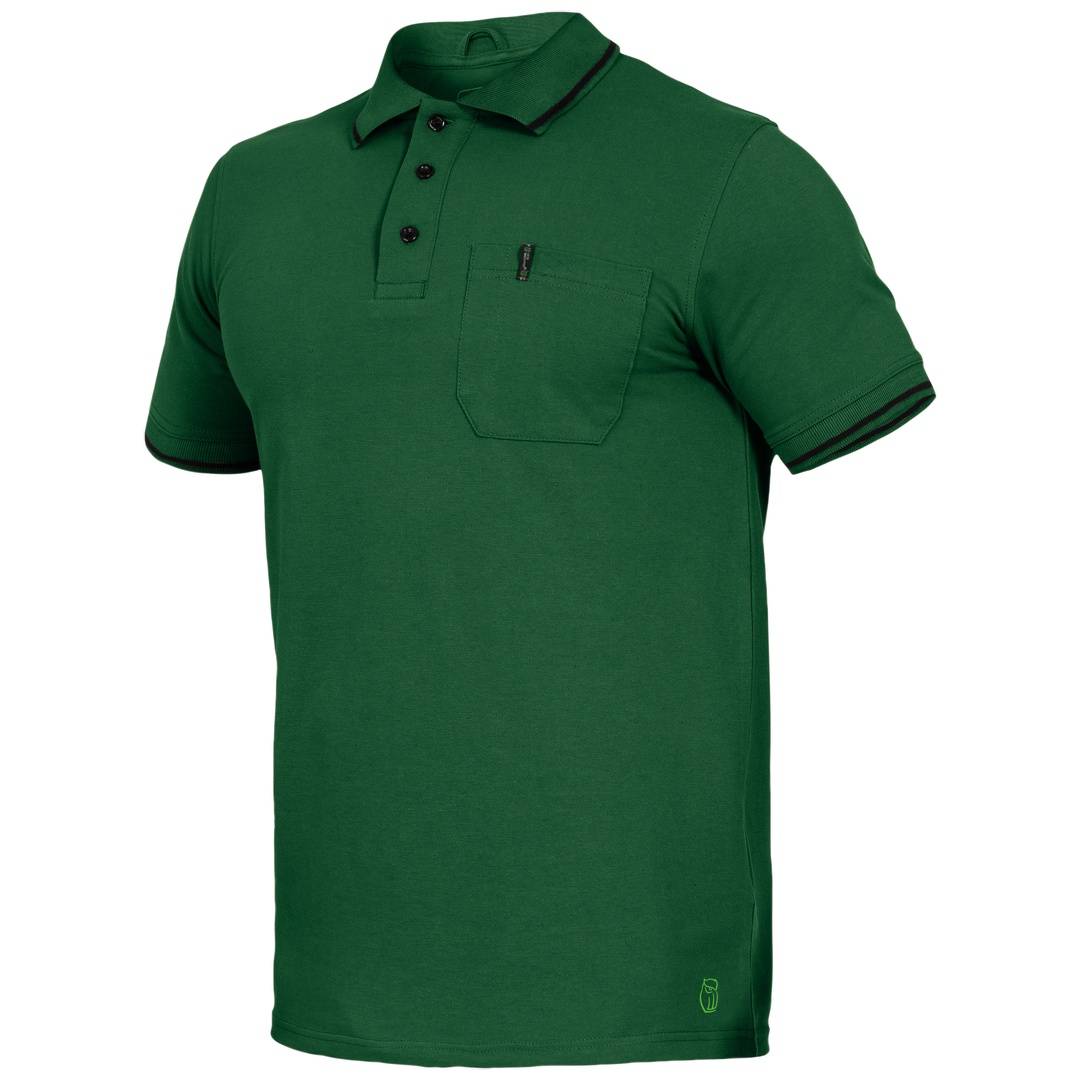 Grünes kurzärmeliges Poloshirt mit Kragen, Knopfleiste, Brusttasche und kleinem Logo in der Nähe des Saums auf weißem Hintergrund.