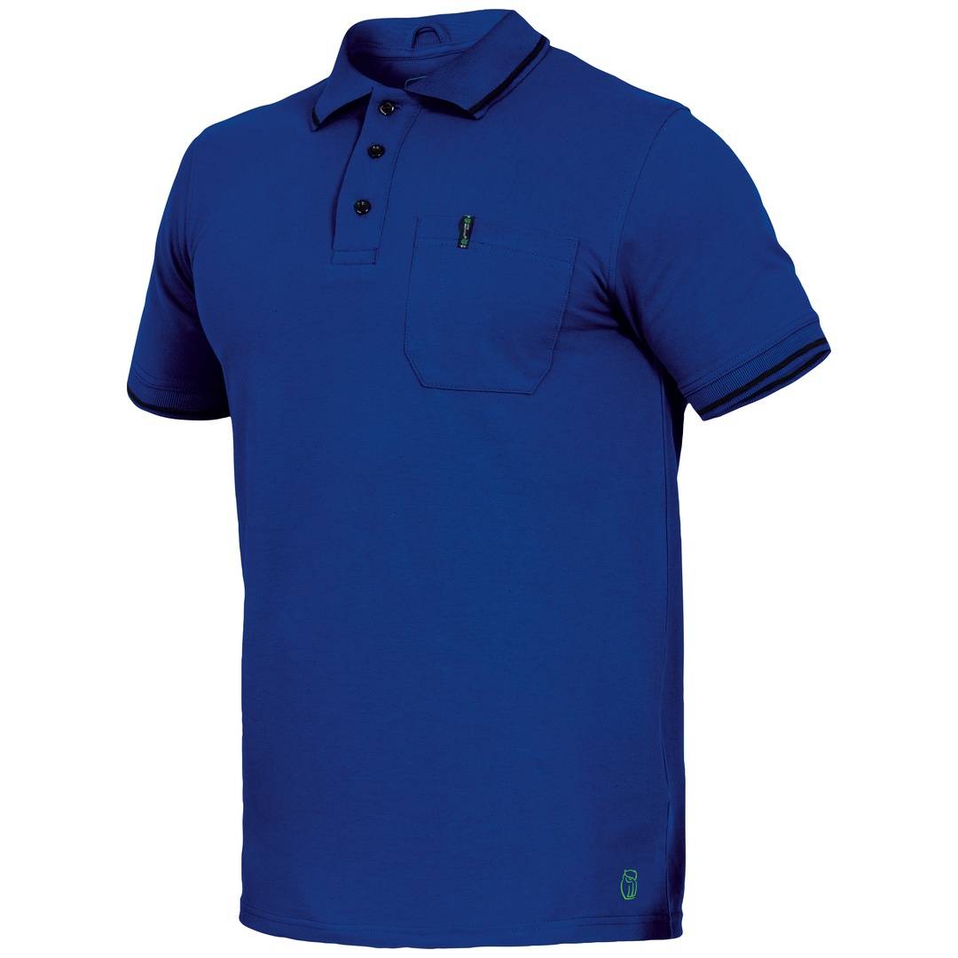 Blaues Kurzarm-Poloshirt mit Kragen, Knopfleiste und Brusttasche auf weißem Hintergrund.