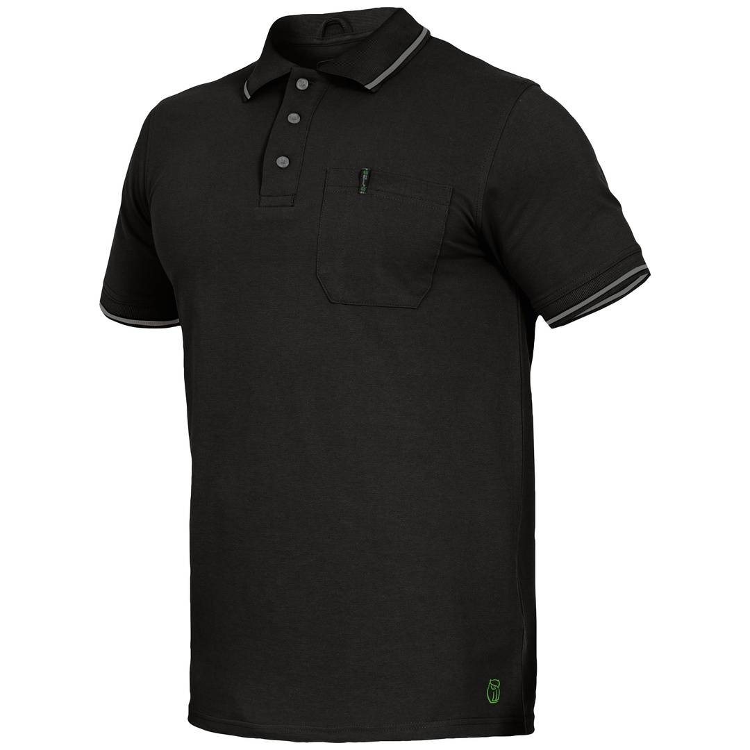 Schwarzes Poloshirt mit kurzen Ärmeln, Kragen, Knopfleiste, Brusttasche und kleinem grünem Logo am unteren Saum, gezeigt vor einfachem Hintergrund.