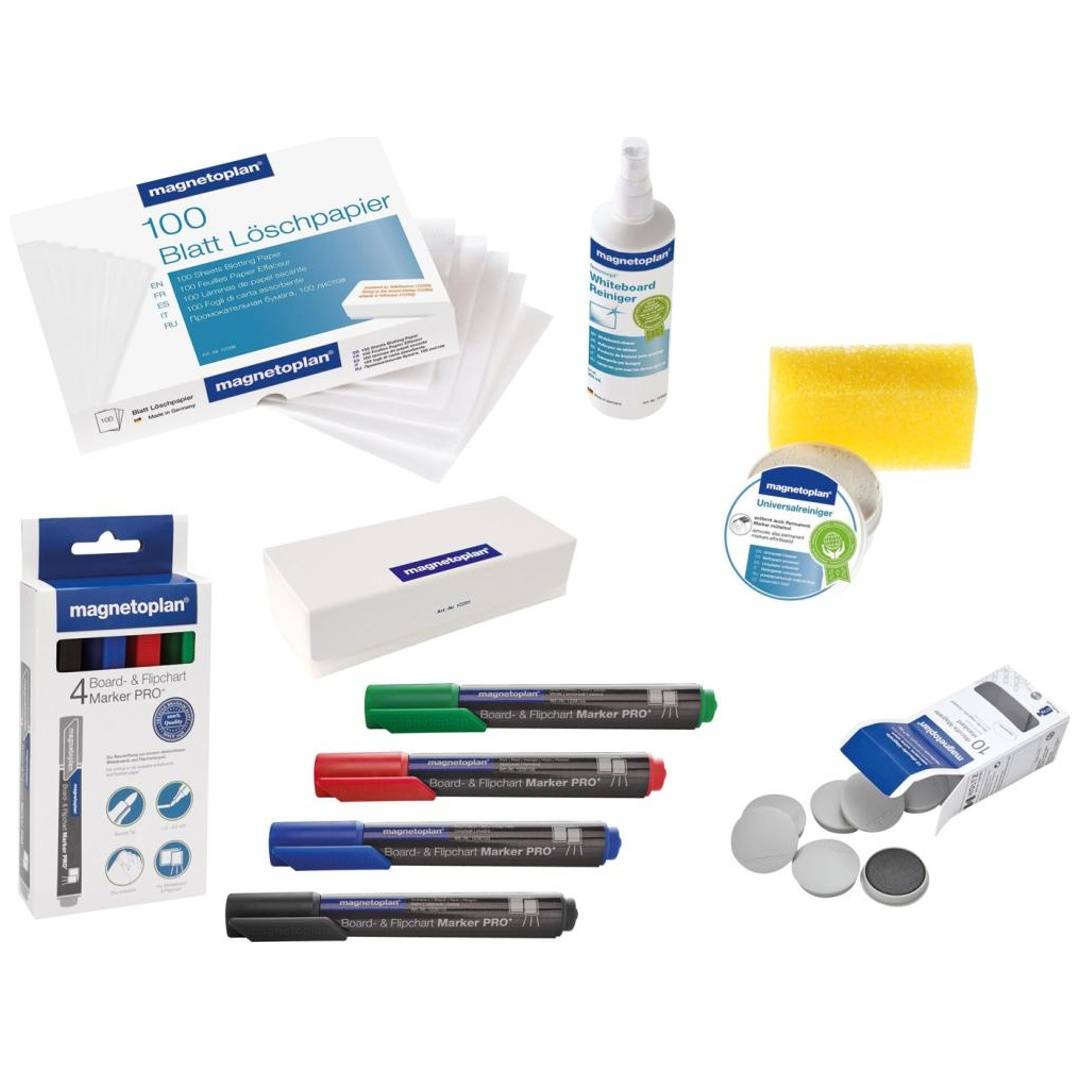 Sortiment von magnetoplan-Whiteboard-Zubehör: Reinigungspapier, Spray-Reiniger, Schwamm, Markerbox, Aufbewahrungsbox, vier Marker und Magnete.