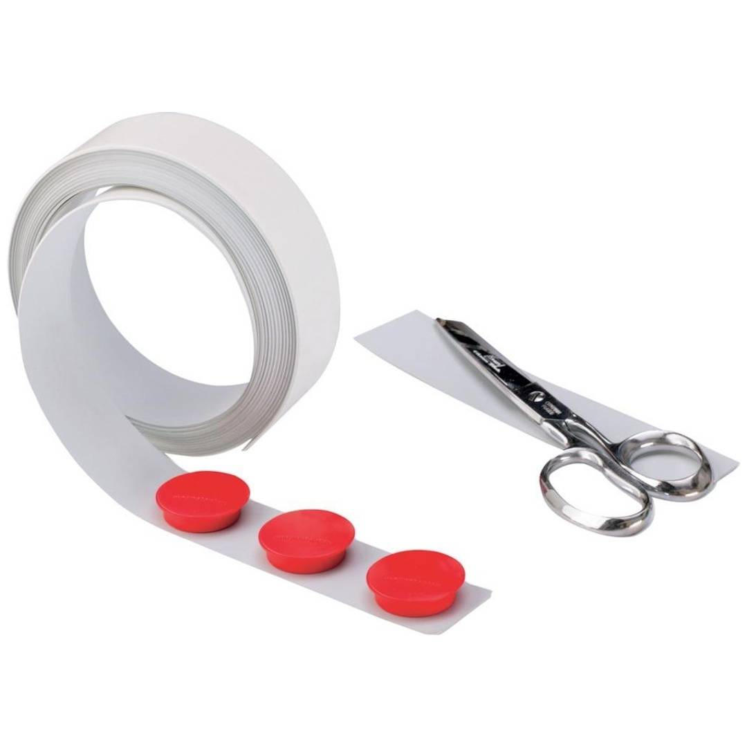 Rolle weißes Haftpflaster mit roten knopfähnlichen Markierungen und ein Paar silberne Schere auf weißem Hintergrund.