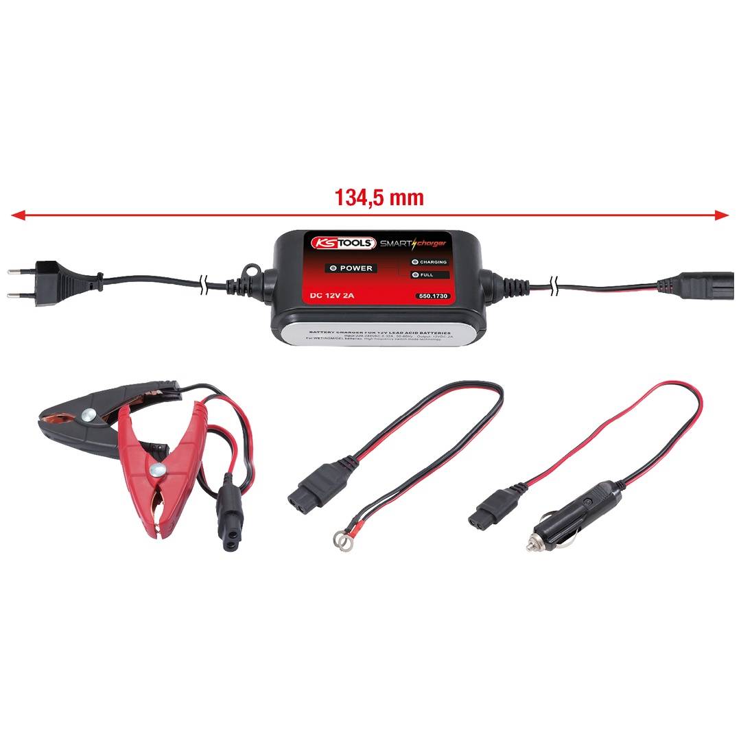 Autobatterie-Ladegerät-Adapter mit 134,5 mm Breite gezeigt, plus Krokodilklemme und DC-Steckerverbindungskabel-Zubehör.