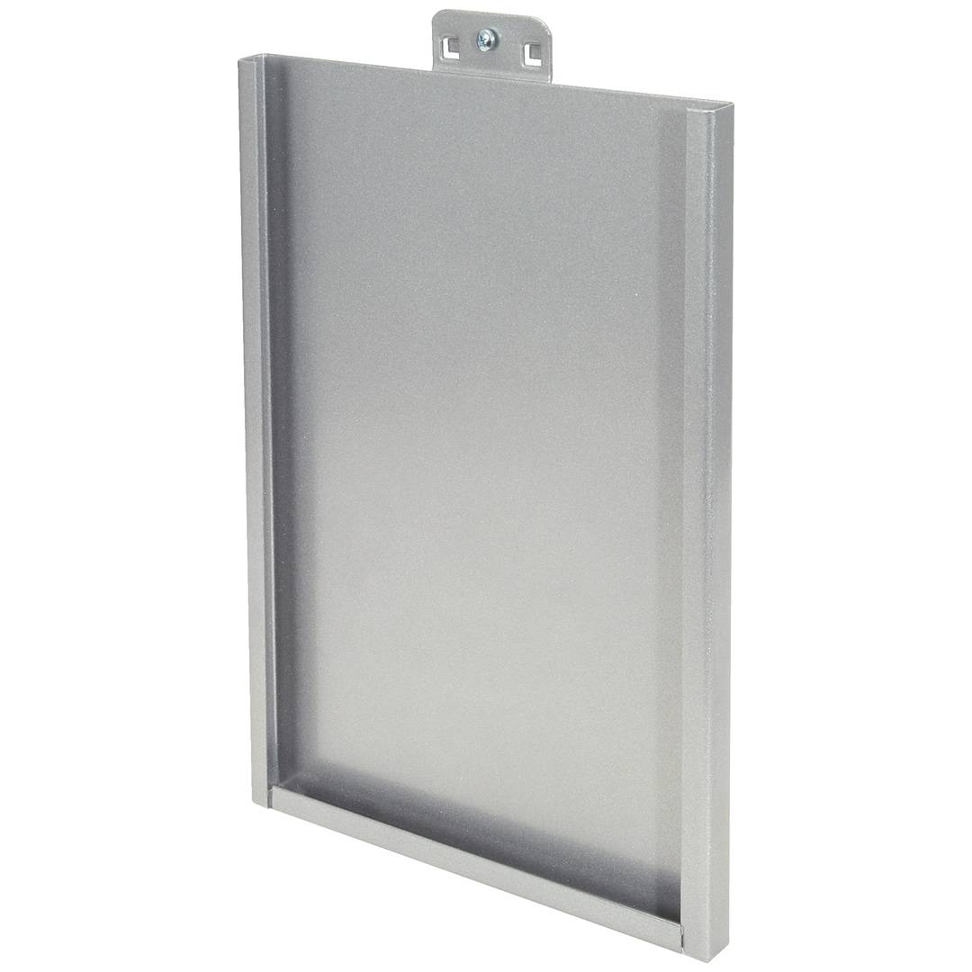 Flaches Silbermetallpanel oder -abdeckung mit einer oberen Montagelaschen, gezeigt auf weißem Hintergrund.