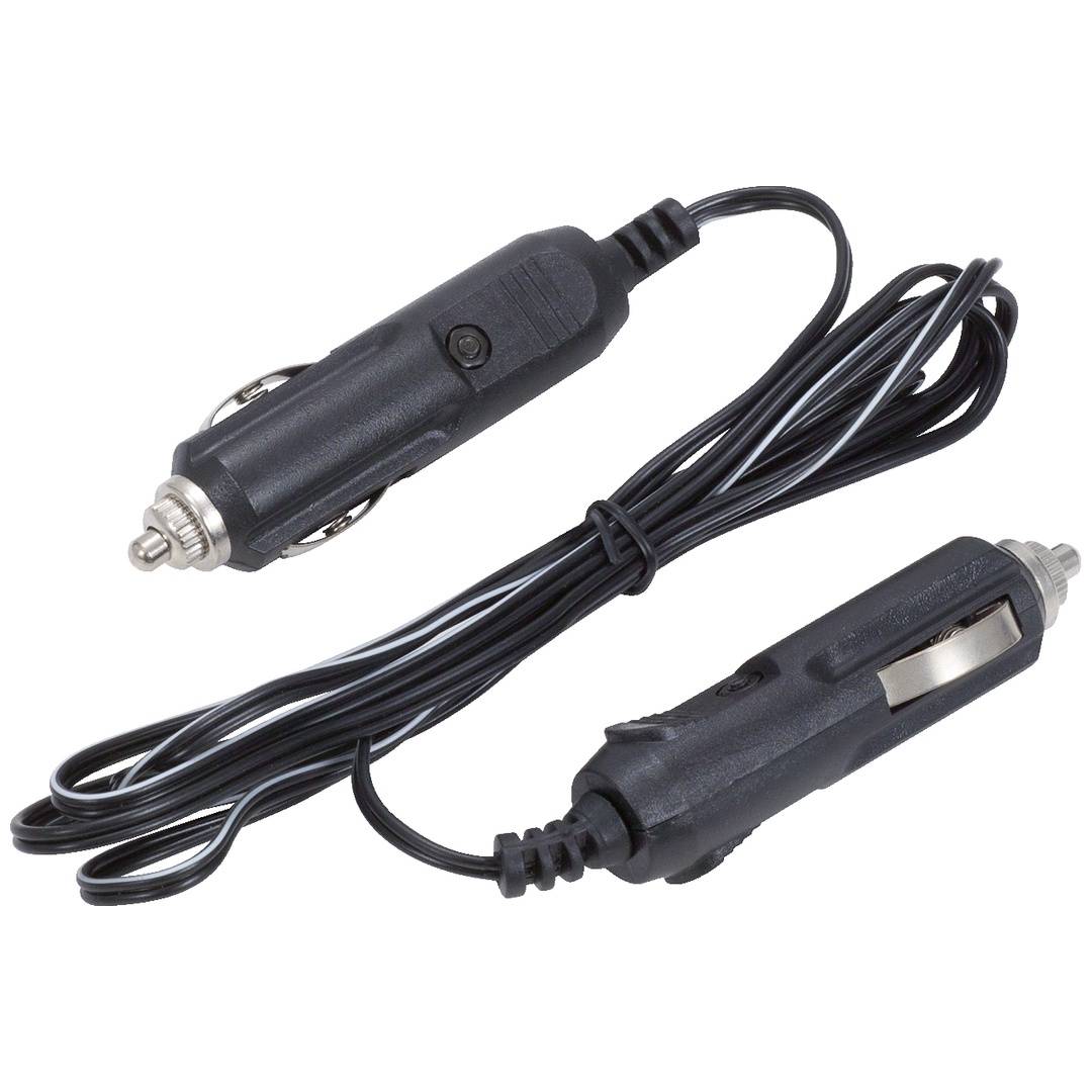 Zwei schwarze Autozigarettenanzünder-Stecker verbunden durch ein aufgewickeltes Kabel zum Betrieb von Geräten aus einer Fahrzeugsteckdose.
