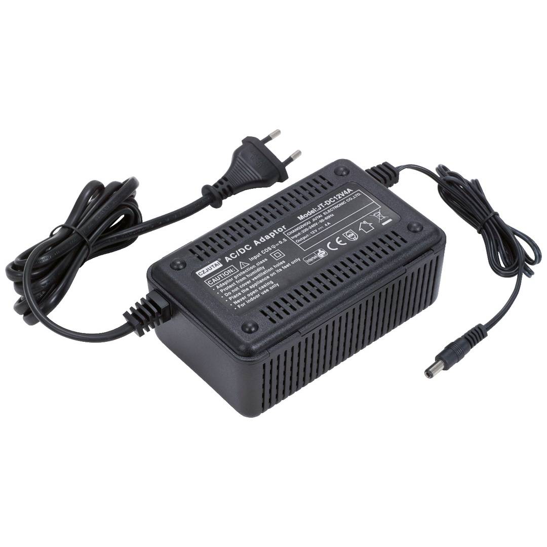 Schwarzer AC/DC-Stromadapter mit europäischem Stecker und Hohlstecker-Anschlusskabeln auf weißem Hintergrund.