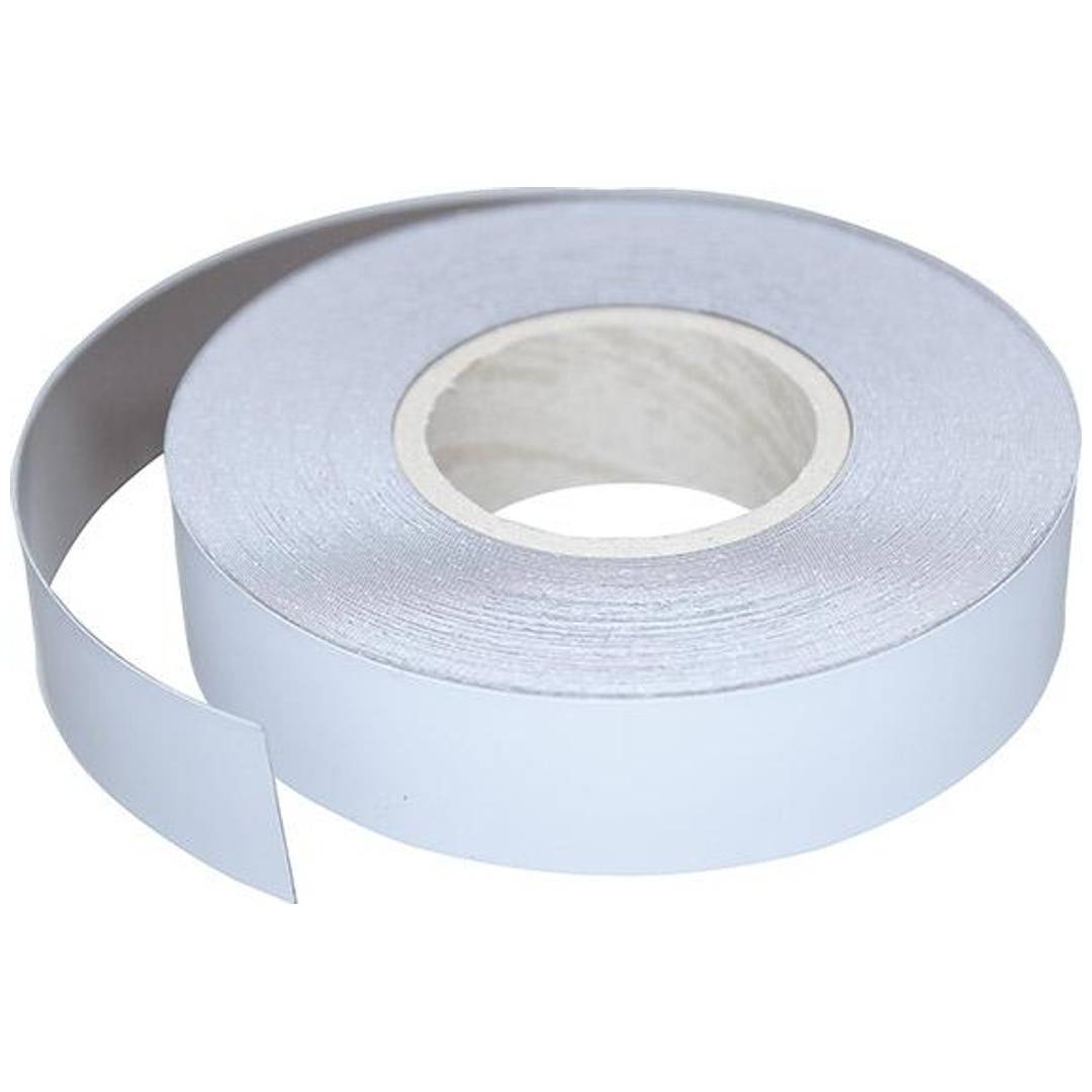 Eine Rolle hellblaues Klebeband mit einem losen Ende, isoliert auf weißem Hintergrund.