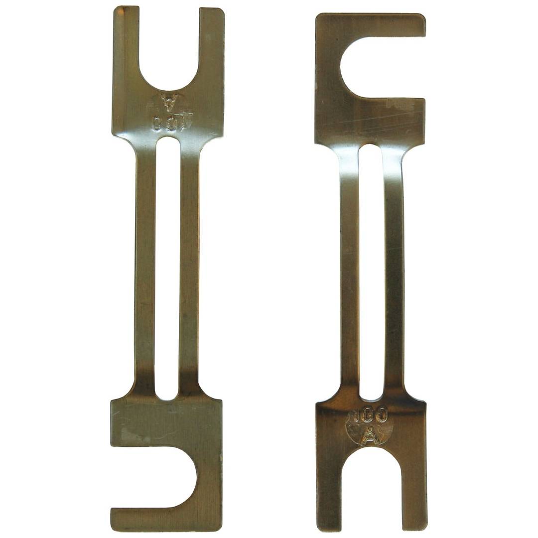 Zwei messingfarbene Metallwerkzeuge oder Halterungen mit flacher Form und ausgeschnittenen Enden, nebeneinander auf weißem Hintergrund dargestellt.