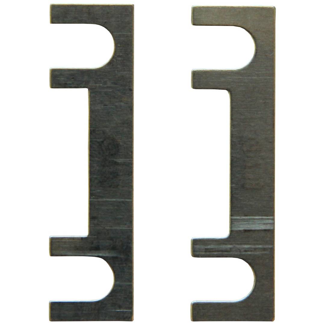 Zwei Metallschlüsselrohlinge oder Klingenteile, nebeneinander auf weißem Hintergrund dargestellt.