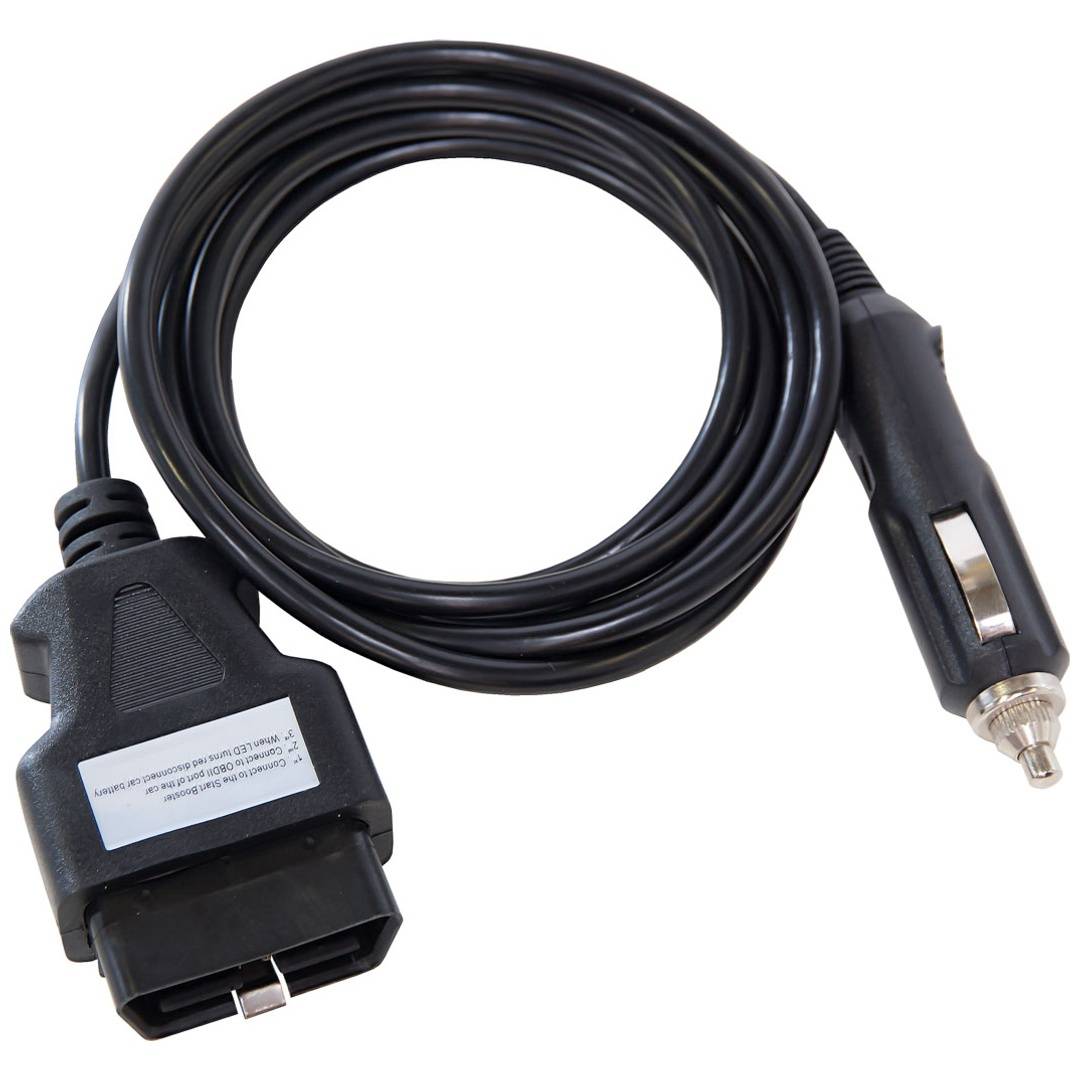 Schwarzes OBD-II-Diagnosekabel mit Autostecker auf der einen Seite und Zigarettenanzünder-Stecker auf der anderen Seite.