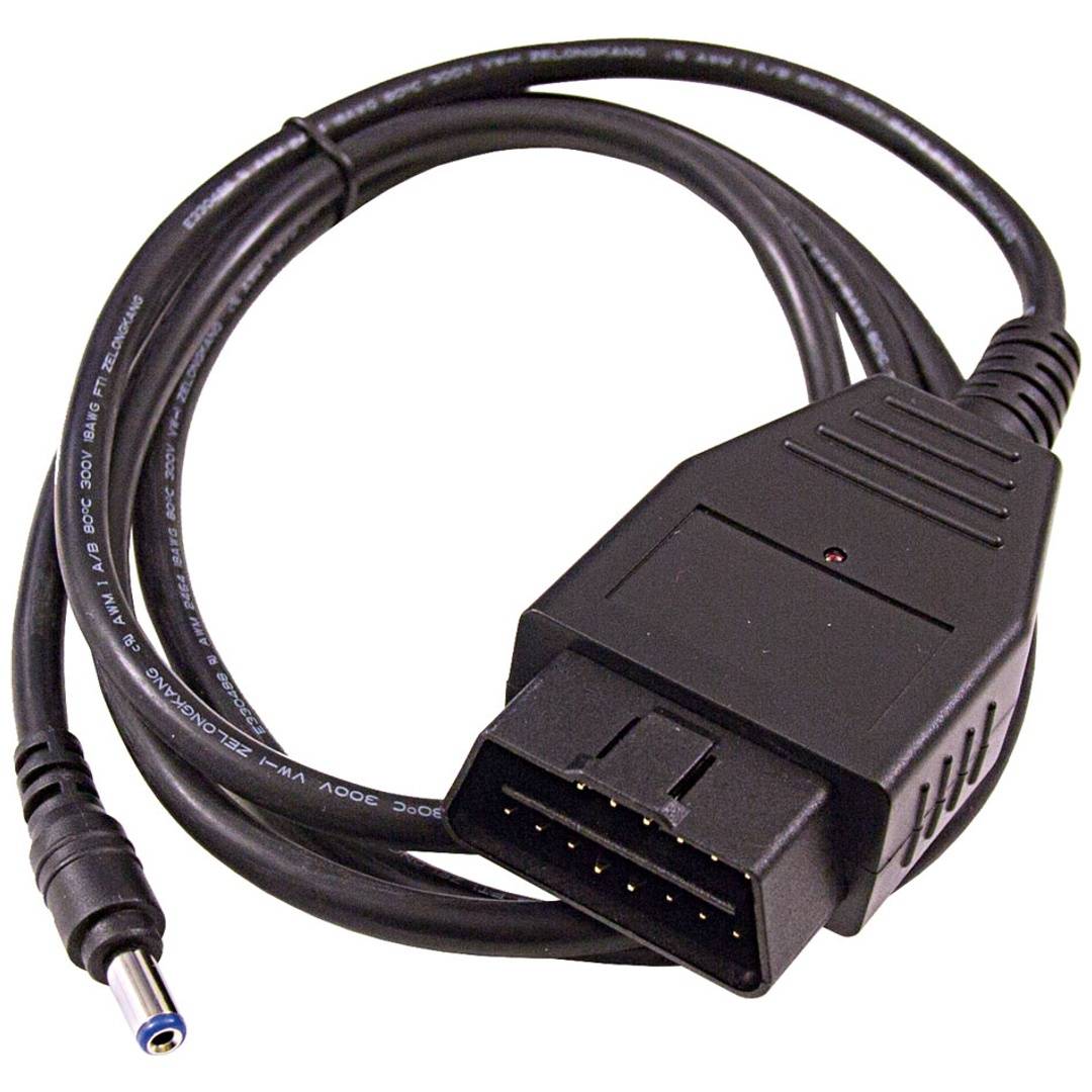 Schwarzes Diagnosekabel mit OBD-II-Stecker und Fassungs-Stromstecker, aufgerollt auf weißem Hintergrund dargestellt.