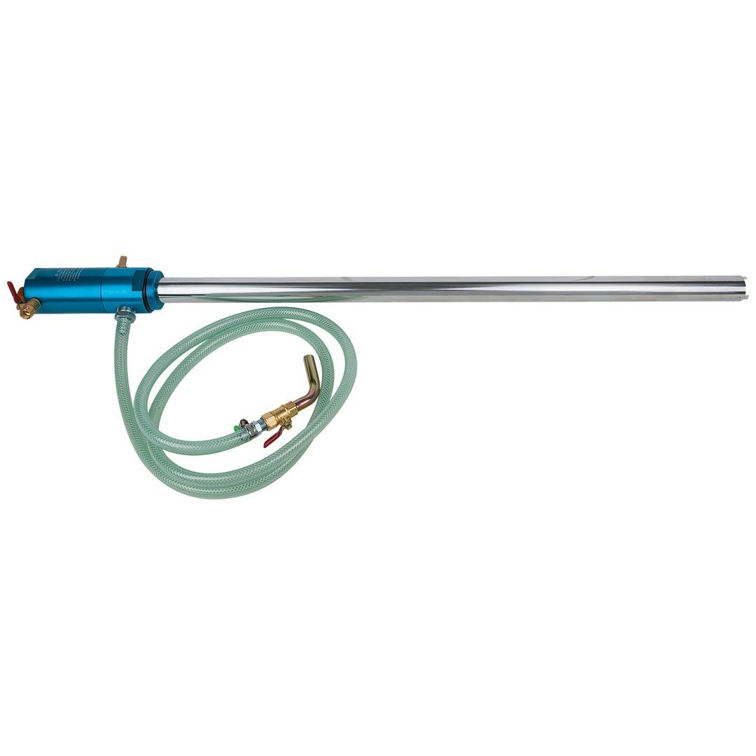 Blaue Industriespritzpistole mit langen Twin-Metallrohren und angeschlossenem grünem Schlauch auf weißem Hintergrund.