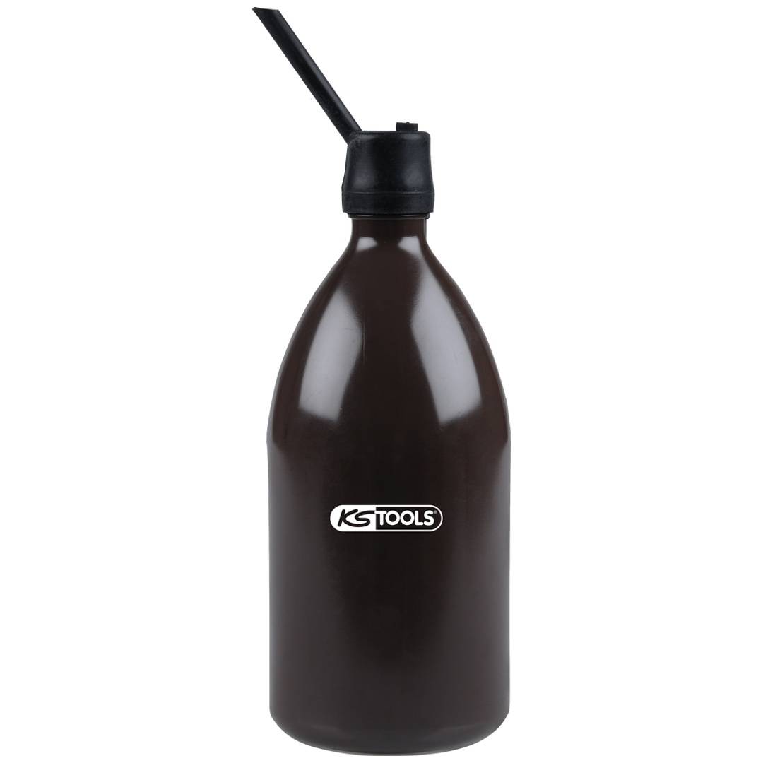 Dunkelbraune KSTools-Ölflasche mit schräger Ausgießer und schwarzem Deckel, dargestellt vor einem einfachen weißen Hintergrund.