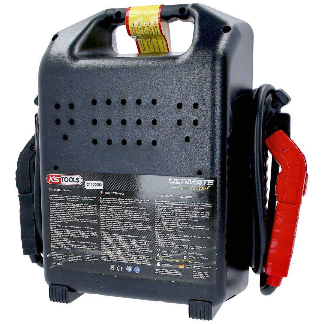 Schwarzer tragbarer KS Tools 'Ultimate' Starthilfegerät/Powerbank mit Griff, Anleitung auf der Vorderseite und roter Starthilfeklemme an der Seite gelagert.