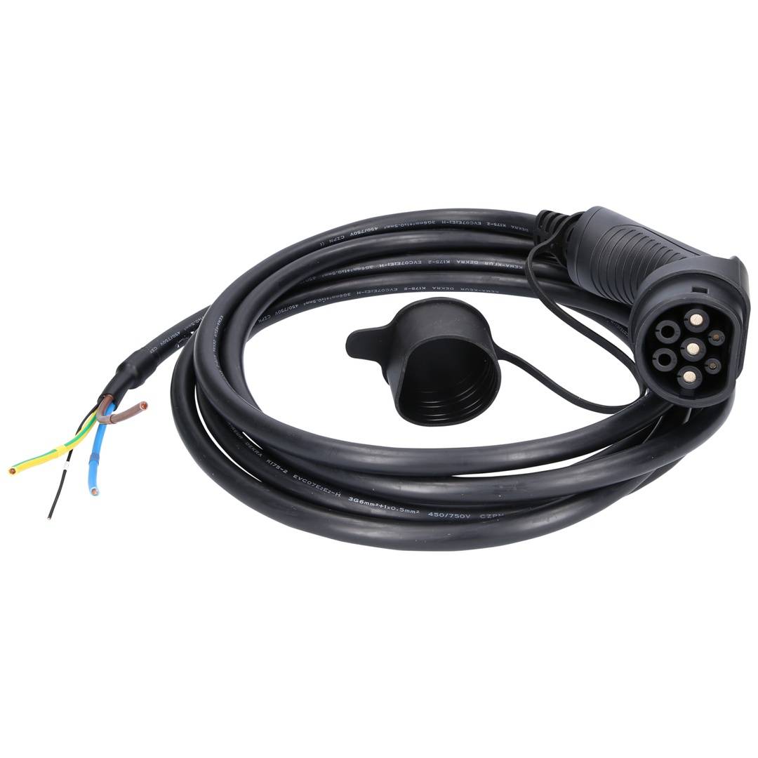 Aufgerolltes schwarzes Elektrofahrzeug-Ladekabel mit freiliegenden Drahtenden und Steckerkabelhut auf weißem Hintergrund.