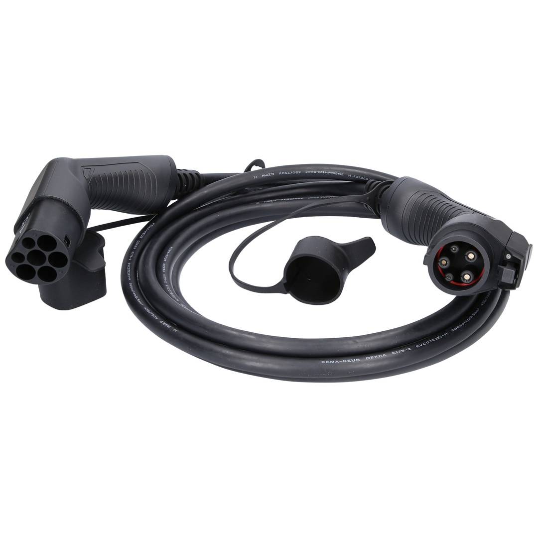 Aufgewickeltes schwarzes Elektroauto-Ladekabel mit zwei Steckerenden und einer Schutzkappe auf weißem Hintergrund.