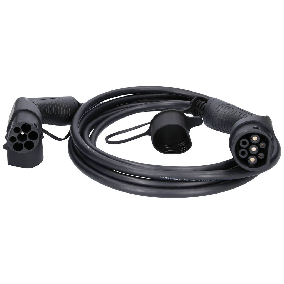 Schwarzes Elektrofahrzeug-Ladekabel mit zwei Steckverbindern und Schutzkapsen auf weißem Hintergrund.