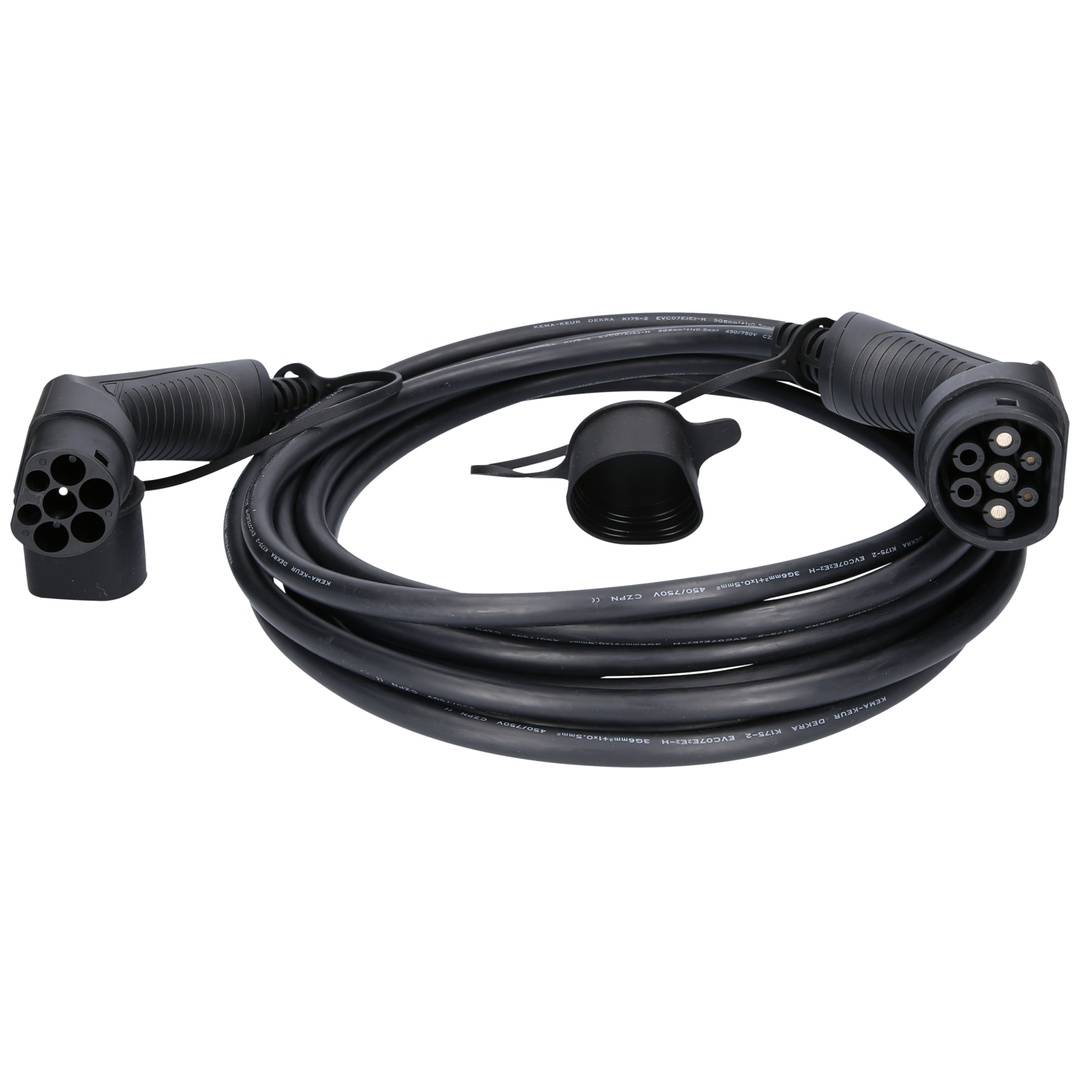 Aufgerolltes schwarzes Ladekabel mit zwei EV-Steckern, einem siebenpoligen Stecker und einer Buchse, mit einer Schutzkappe auf weißem Hintergrund.