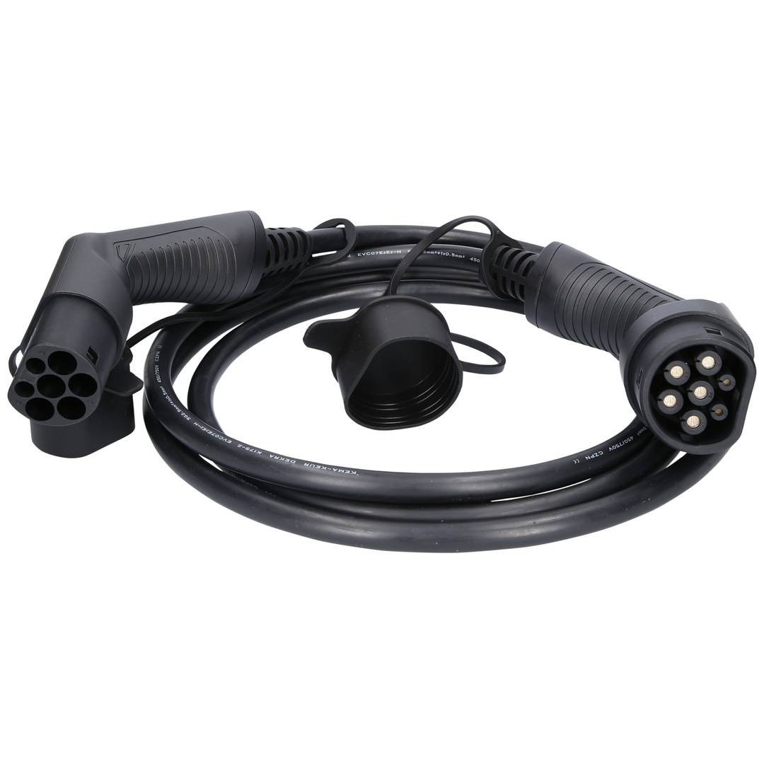 Schwarzes Elektrofahrzeug-Ladekabel mit zwei Steckerenden und einer Schutzkappe, aufgerollt auf weißem Hintergrund.