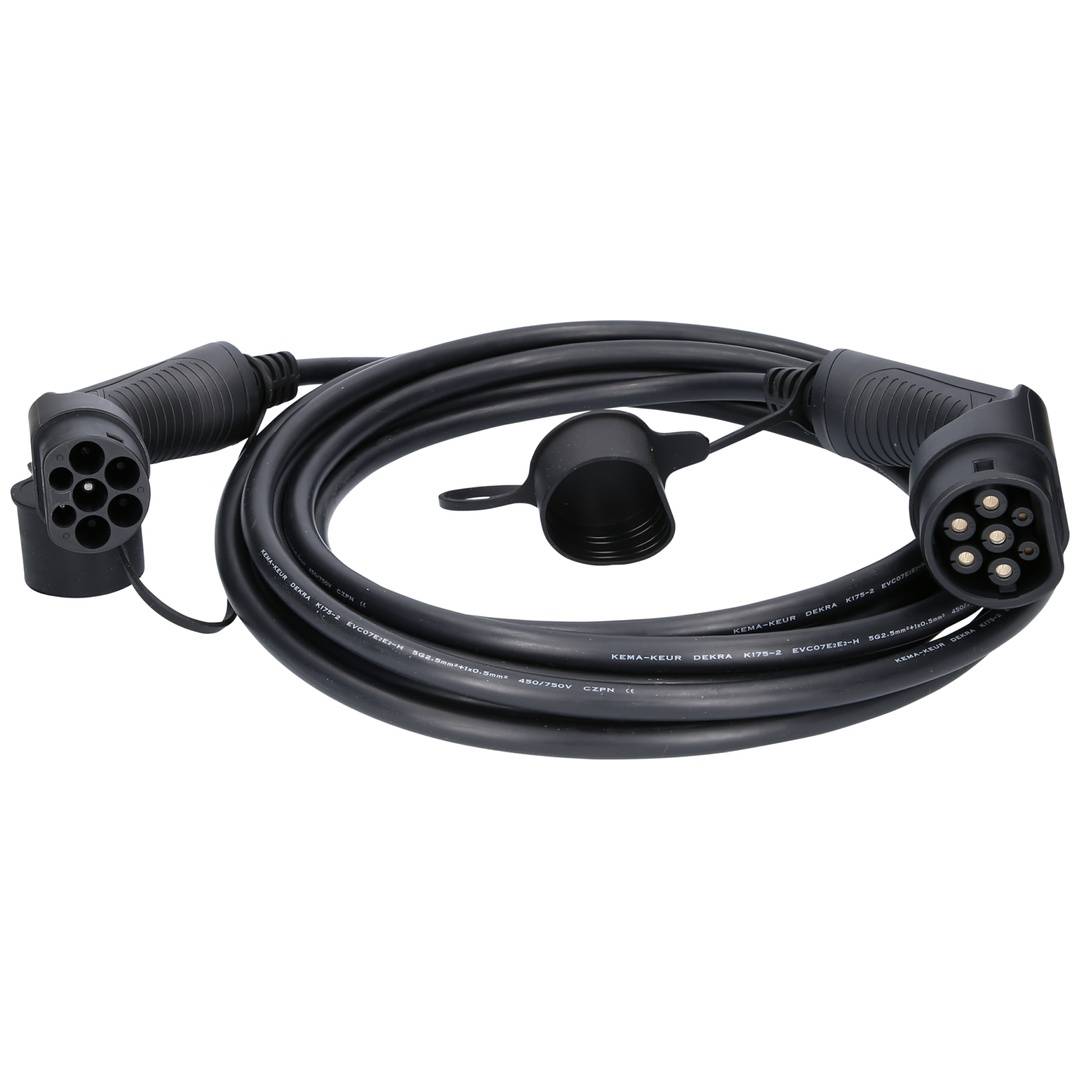 Schwarzes Ladekabel mit zwei EV-Steckern und einer Schutzkappe auf weißem Hintergrund.