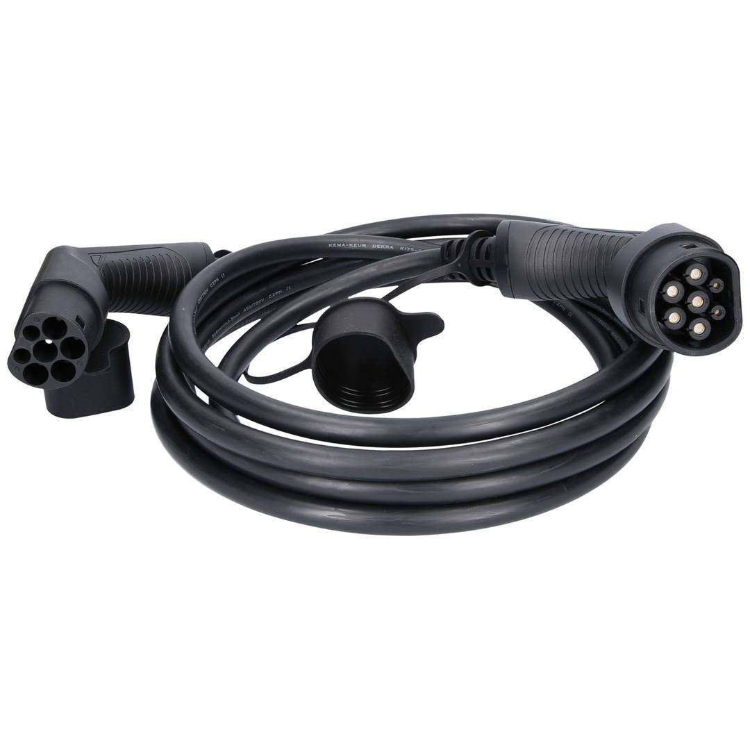 Aufgerolltes schwarzes Elektrofahrzeug-Ladekabel mit zwei Steckern, einem Typ-2-Stecker und einem CCS-ähnlichen Stecker, auf weißem Hintergrund.