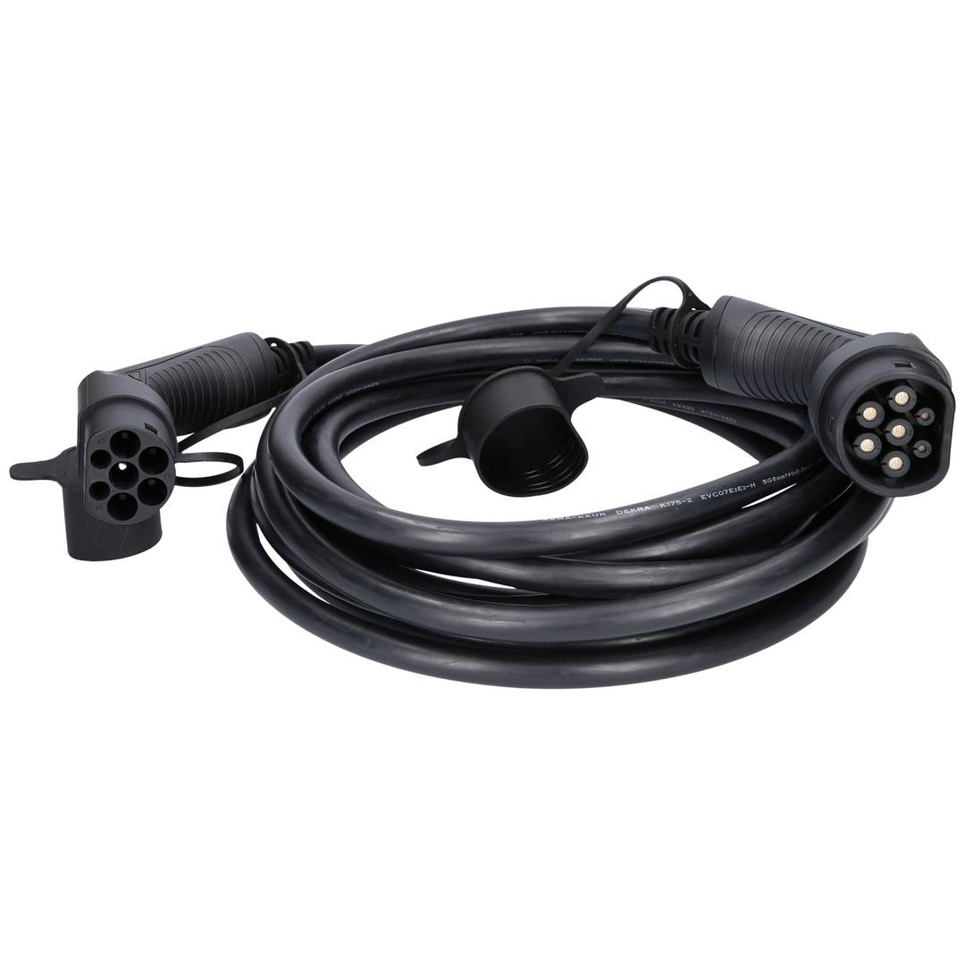 Aufgerolltes schwarzes Elektrofahrzeug-Ladekabel mit zwei Steckerenden, dargestellt auf weißem Hintergrund.