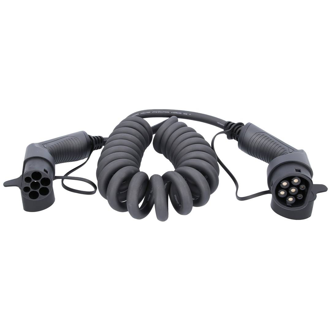 Aufgerolltes Elektrofahrzeug-Ladekabel mit zwei Steckerenden auf weißem Hintergrund.