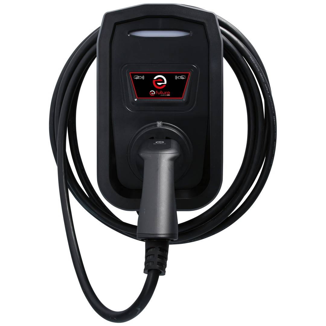 Ladestation für Elektrofahrzeuge mit einem Kabel und Stecker, die um einen an der Wand montierten schwarzen Ladegerät aufgewickelt sind.