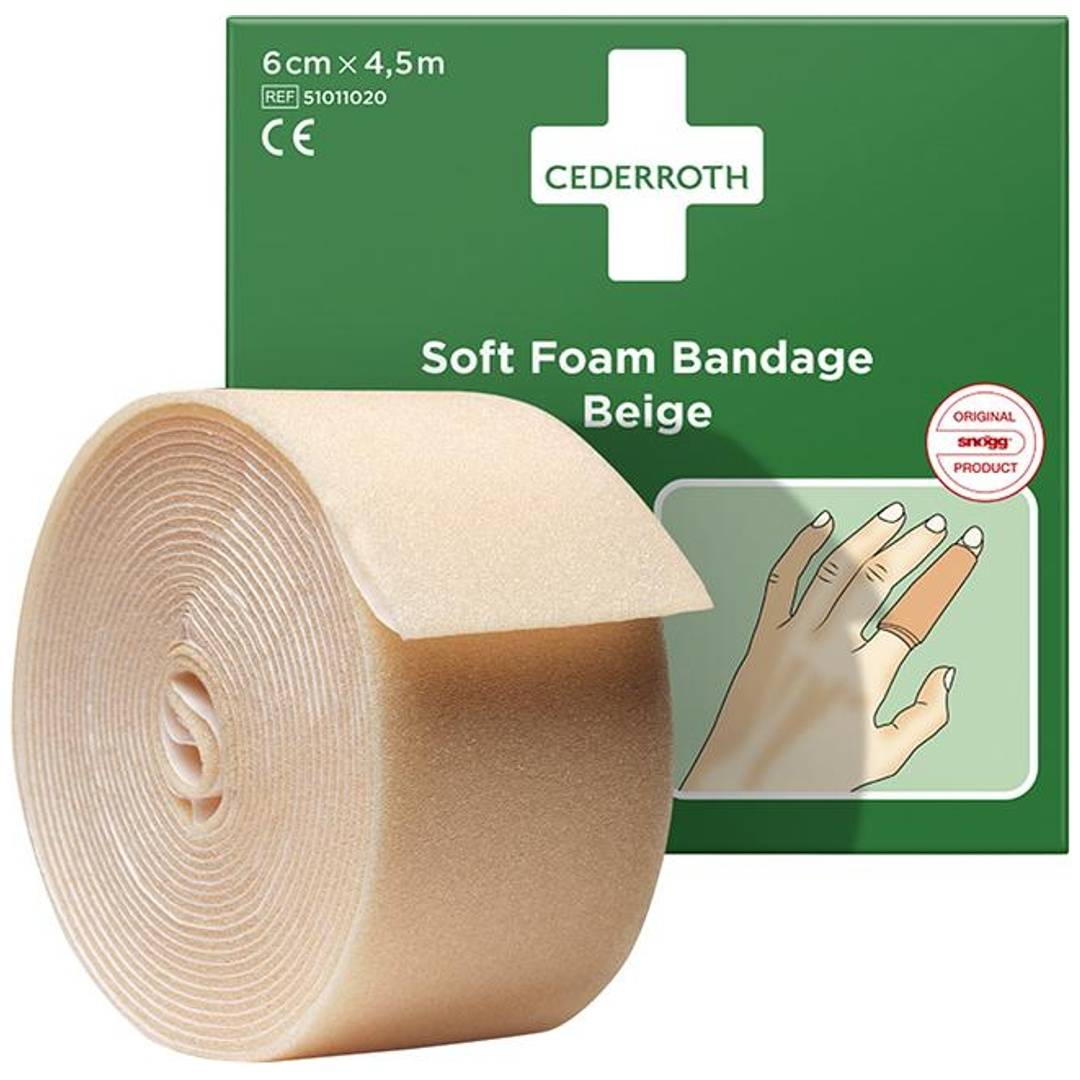 Cederroth Soft Foam Bandage in Beige, 6 cm x 4,5 m, gezeigt als Rolle mit Verpackung, die die Handanwendung und selbstklebende Unterstützung anzeigt.