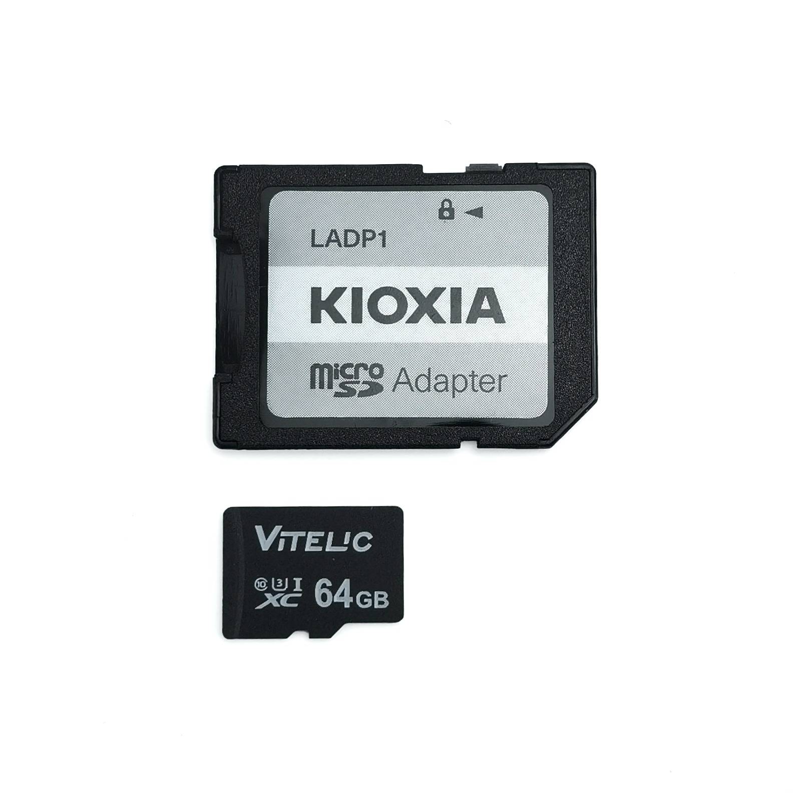 Ein Kioxia-microSD-Adapter mit einer 64-GB-Vitelc-microSD-Karte, die darunter auf weißem Hintergrund gezeigt wird.