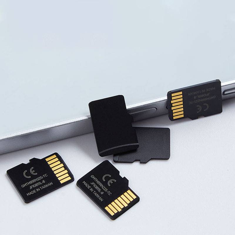 Mehrere microSD-Speicherkarten verstreut neben einem Gerätebildschirm oder Tablet-Rand