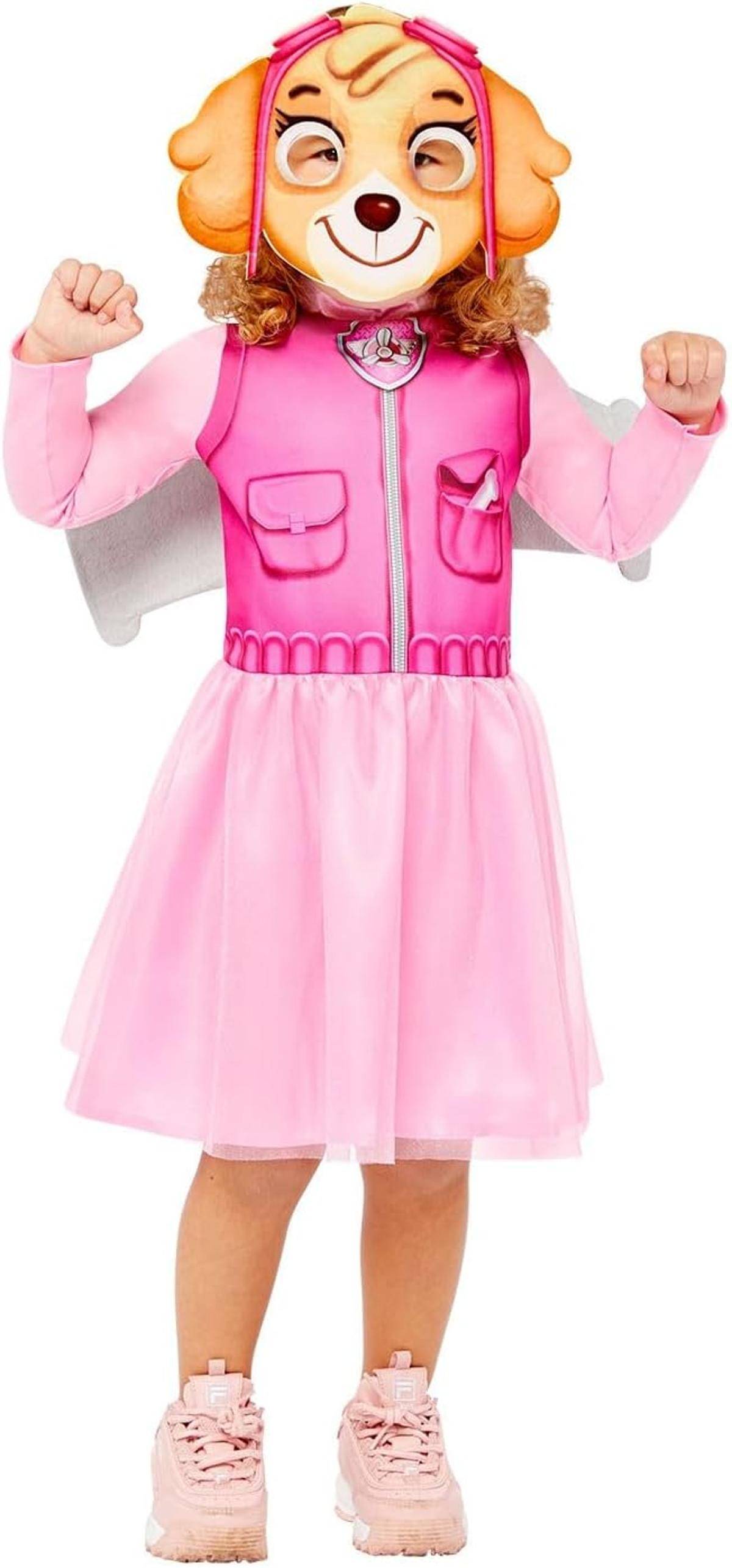 Kind in einem rosa Hundekostüm mit Maske, Umhang und Kleid, das mit erhobenen Fäusten vor weißem Hintergrund steht.