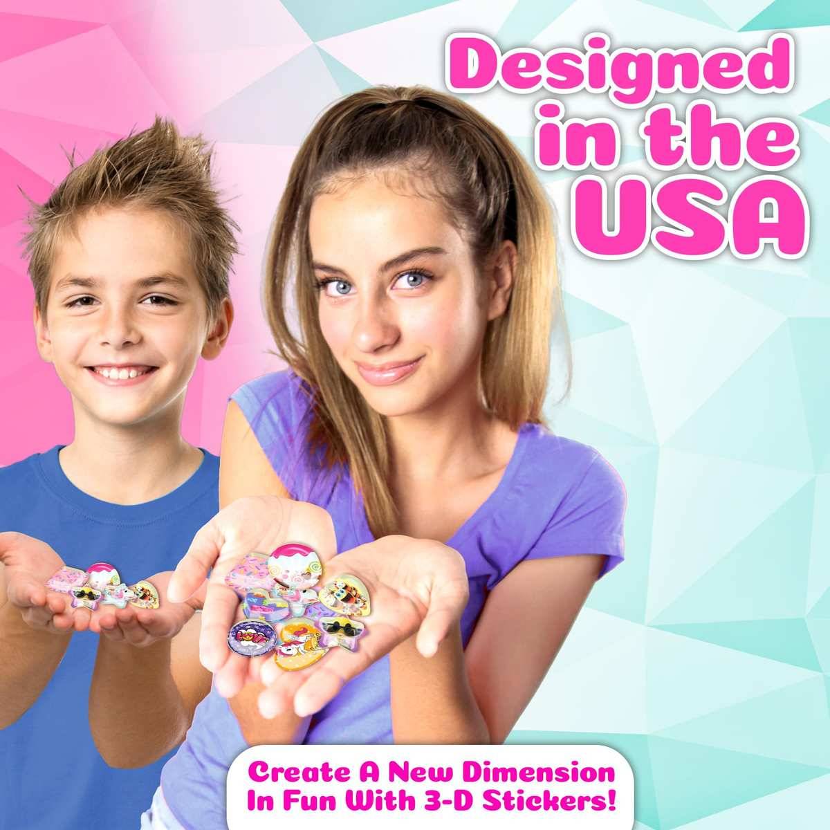 Werbebild eines lächelnden Jungen und Mädchens, die 3-D-Aufkleber halten, mit dem Text „In den USA entworfen