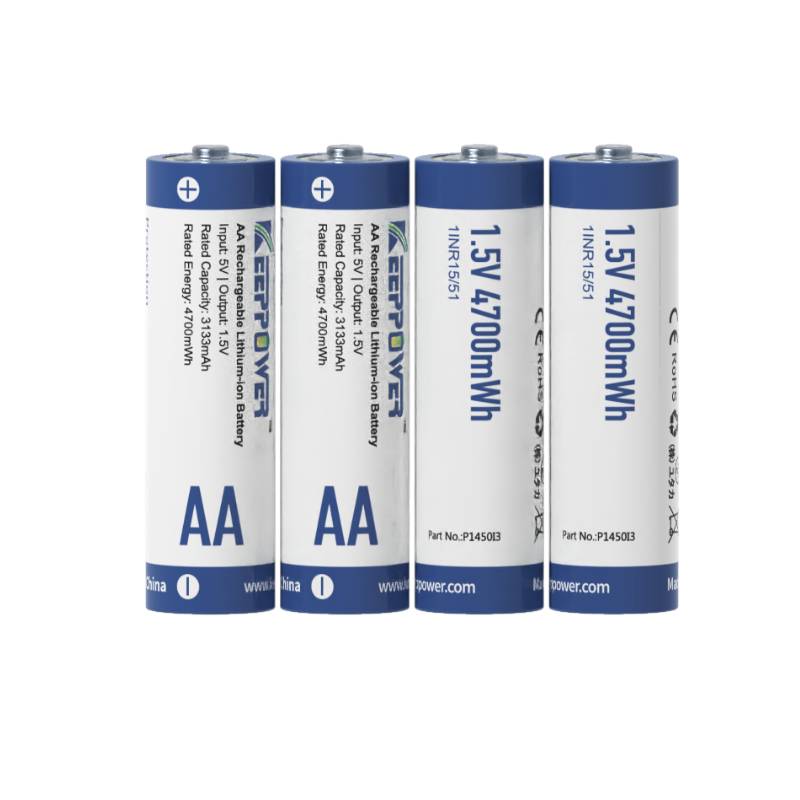 Vier wiederaufladbare AA-Batterien, zwei mit dem Etikett „1,5V 4700mWh
