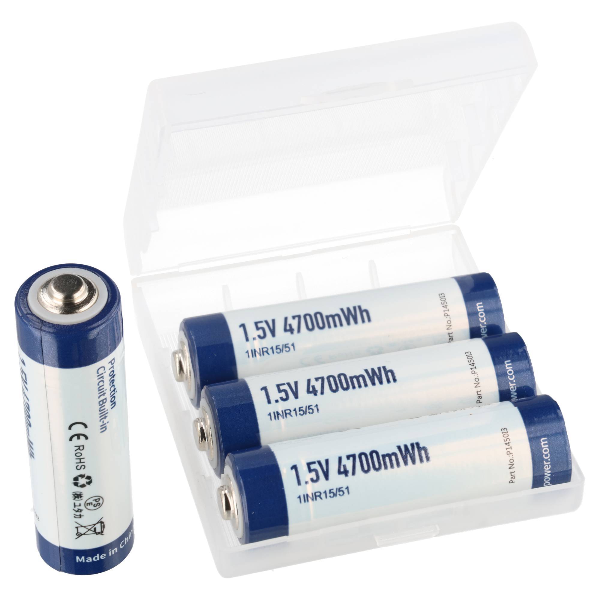 Ein Satz wiederaufladbarer AA-Batterien in einem durchsichtigen Kunststoff-Lagerbehälter, mit einer Batterie, die neben dem offenen Behälter steht.