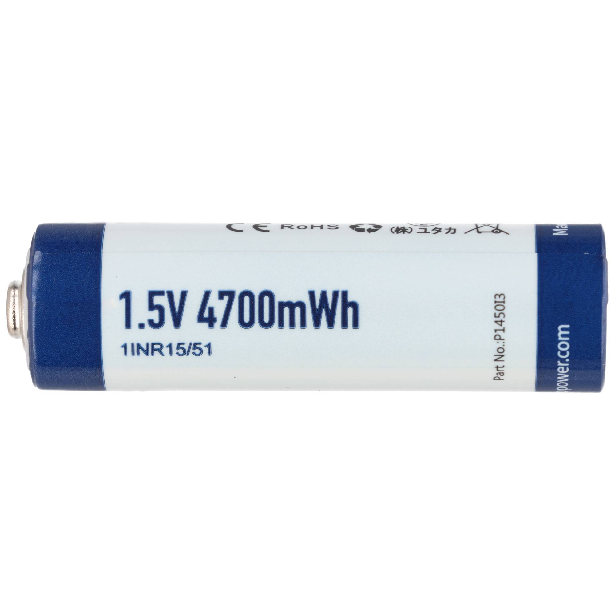 Eine zylindrische 1,5-V-Akku mit der Aufschrift „4700mWh" auf weißem Hintergrund.